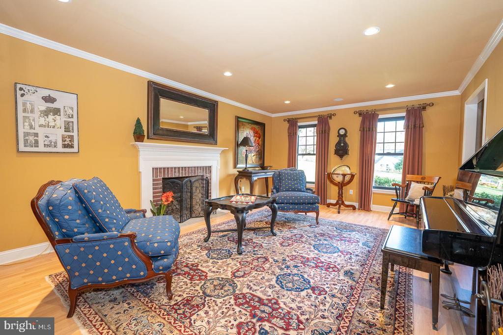 800 MAPLE GLEN LANE