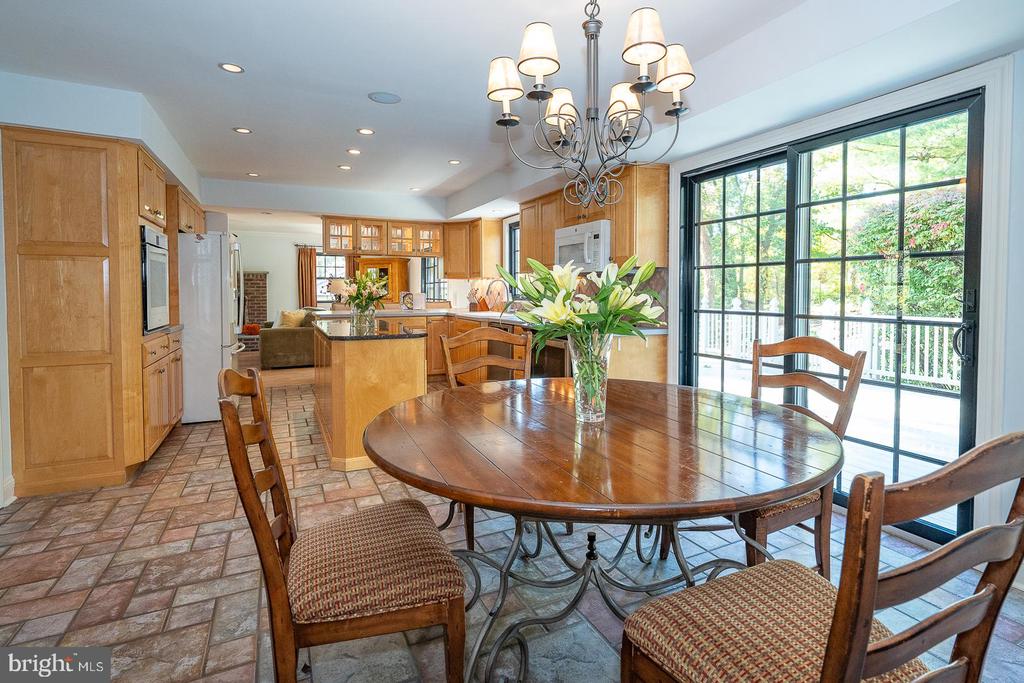 800 MAPLE GLEN LANE
