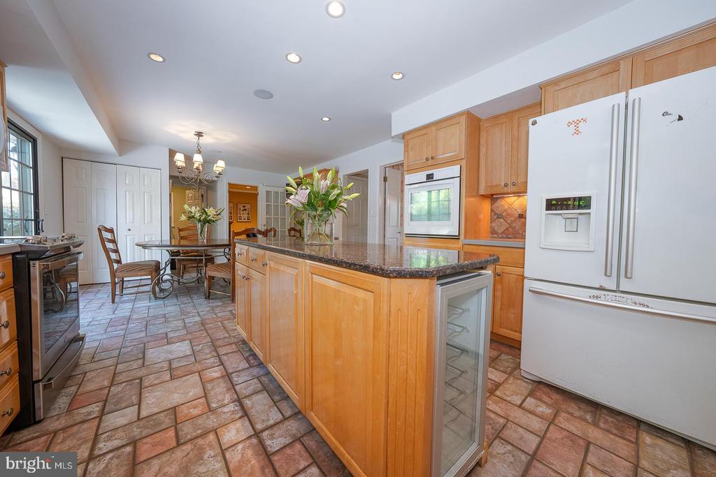 800 MAPLE GLEN LANE