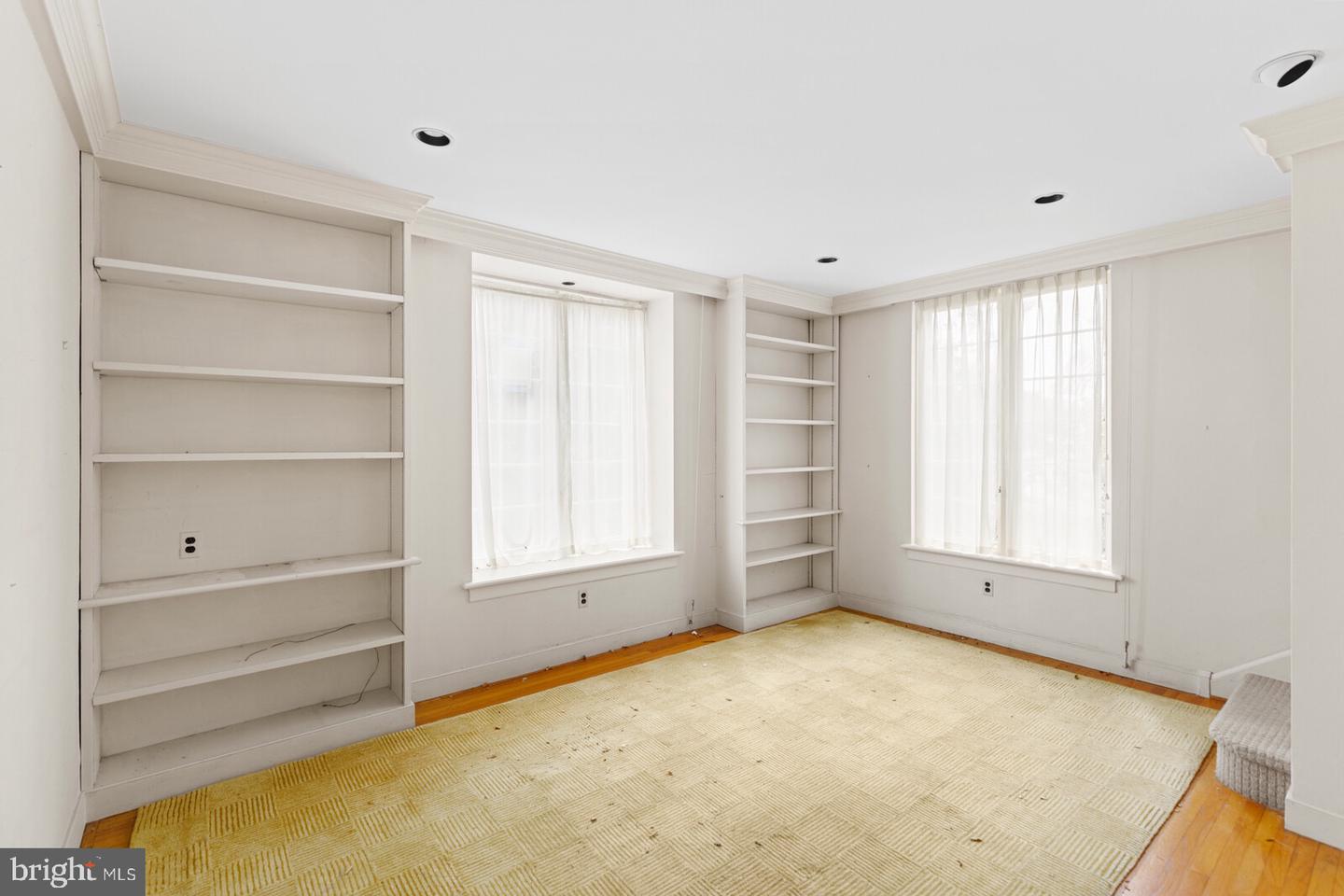 32 N Buck LANE