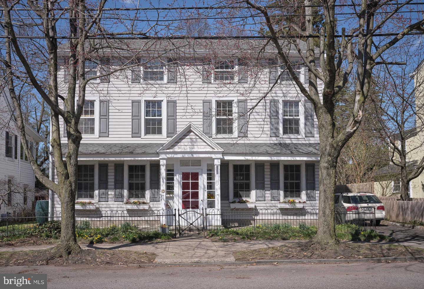 39 W HIGHLAND AVENUE