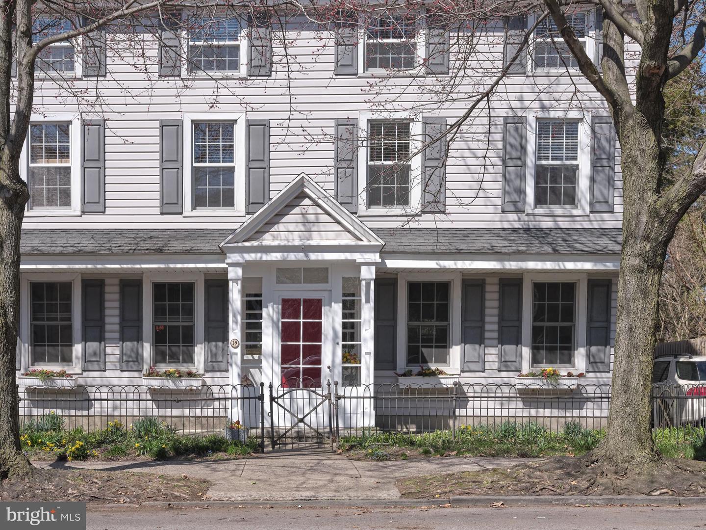 39 W HIGHLAND AVENUE