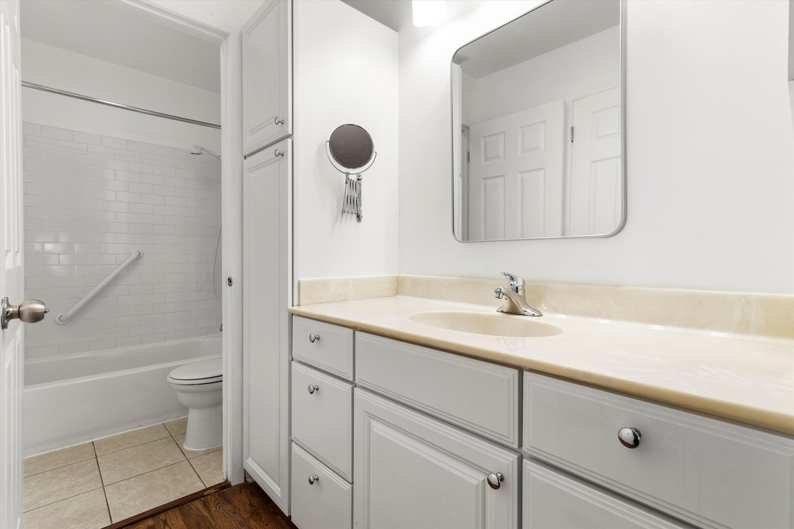 850 SHELDON Court Unit: D