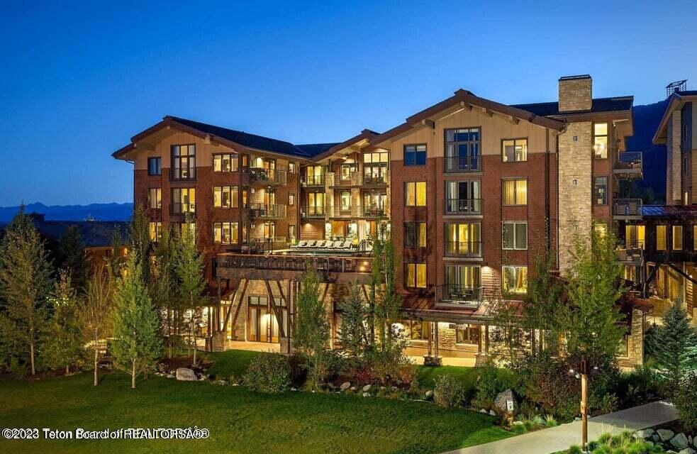 3325 W VILLAGE Drive, 369