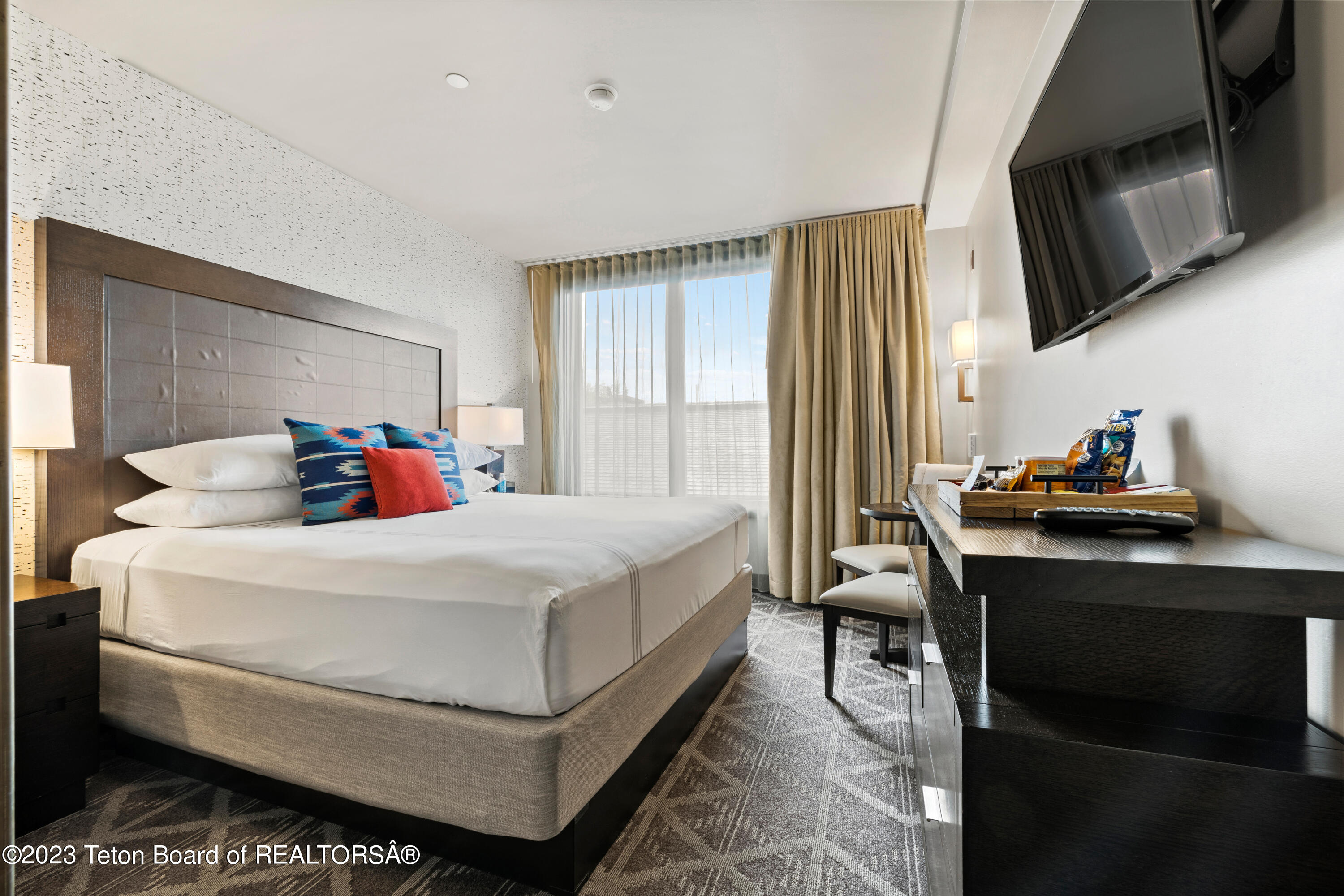 3325 W VILLAGE Drive, 369