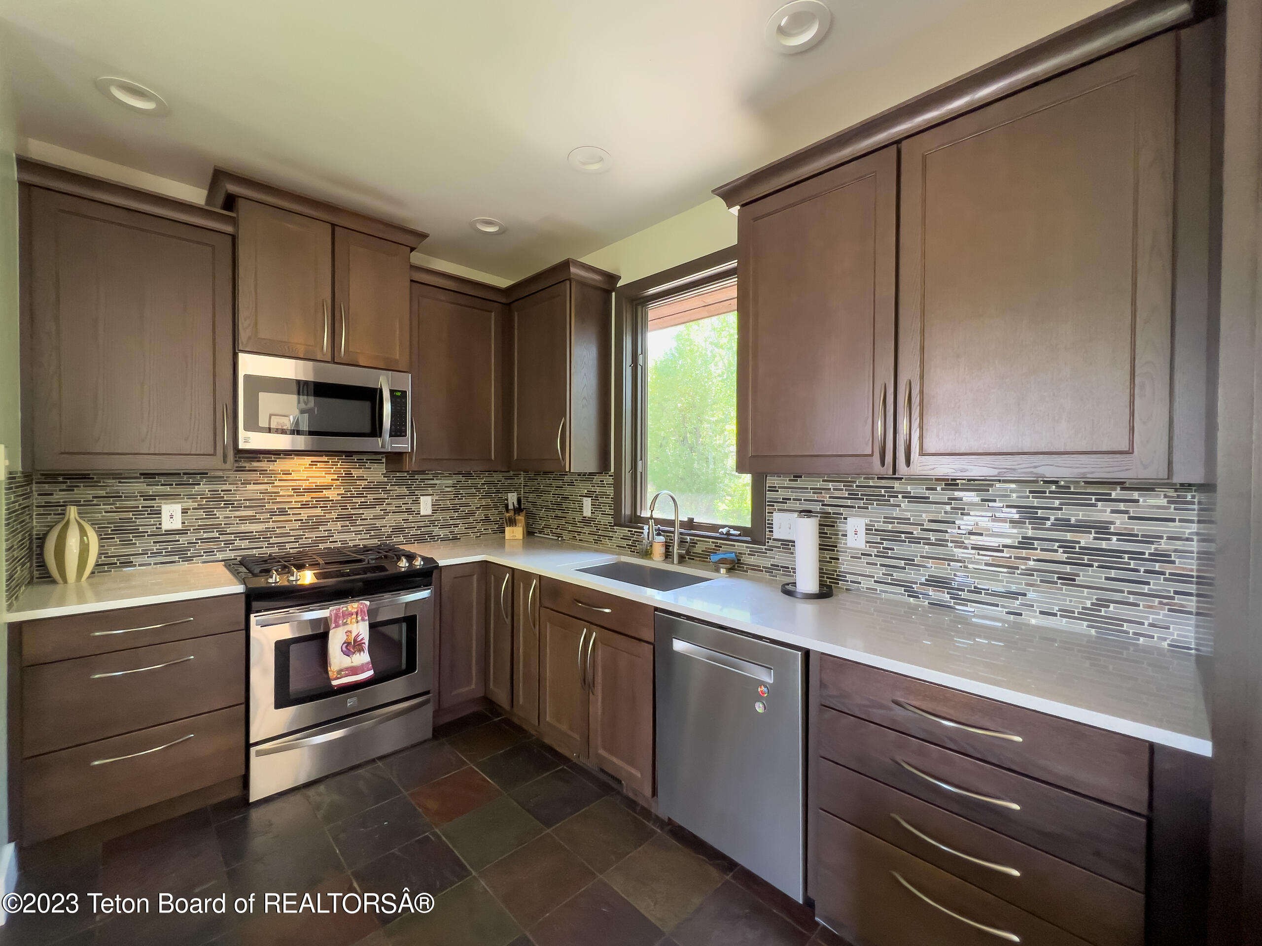 850 WHITEHOUSE Drive