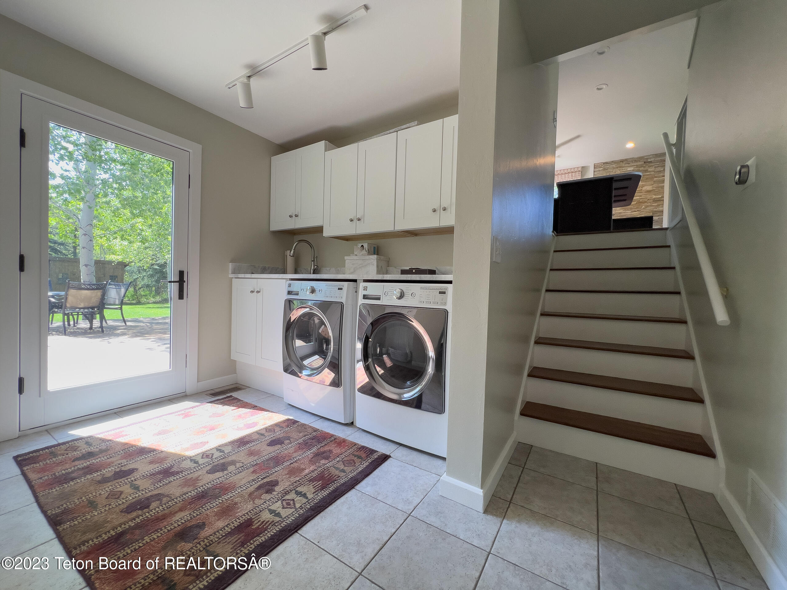 850 WHITEHOUSE Drive