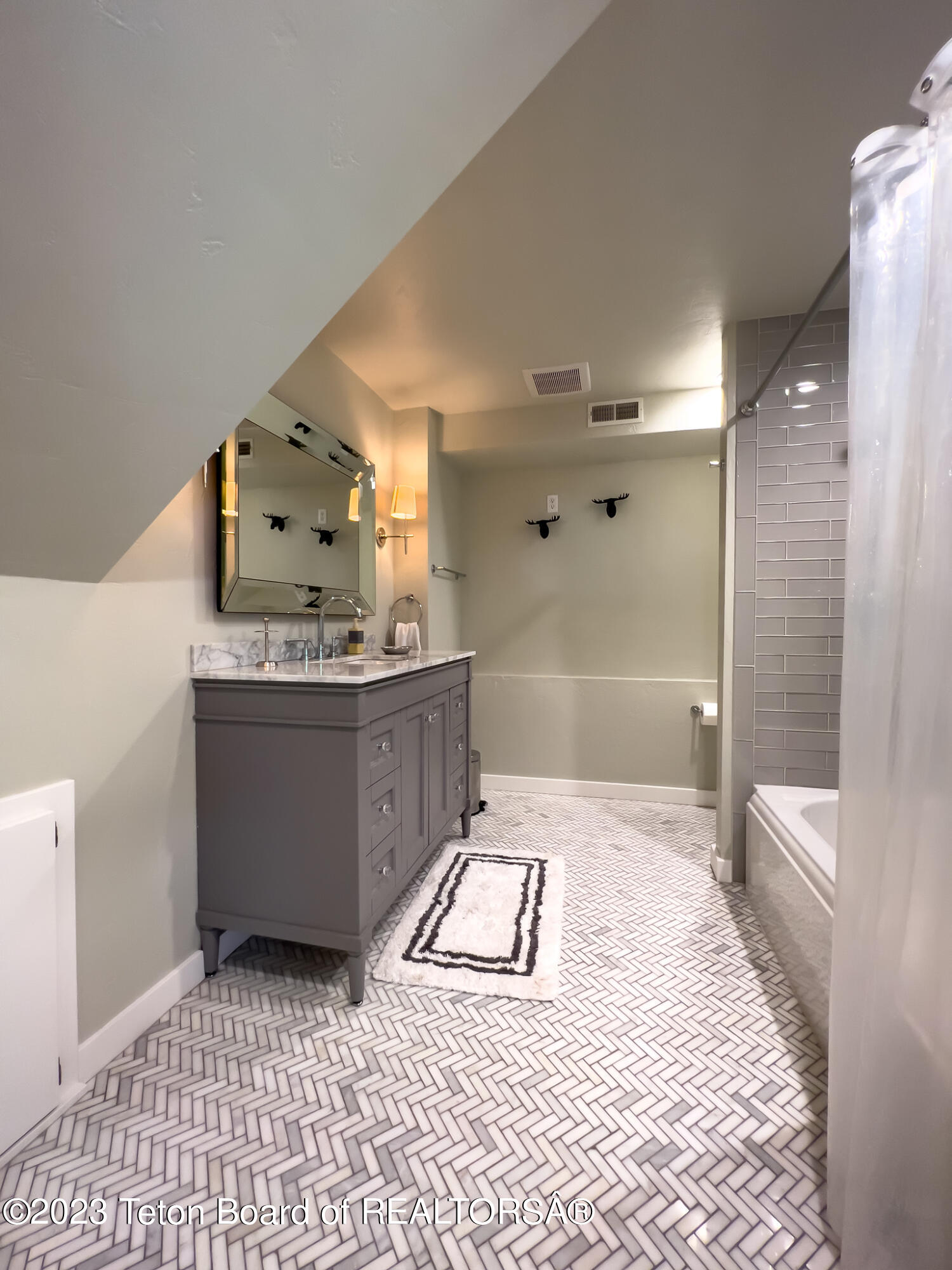 850 WHITEHOUSE Drive