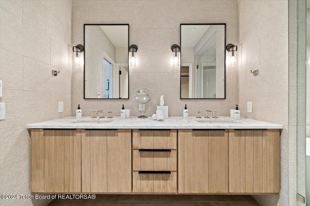 175 S GLENWOOD Street, 203