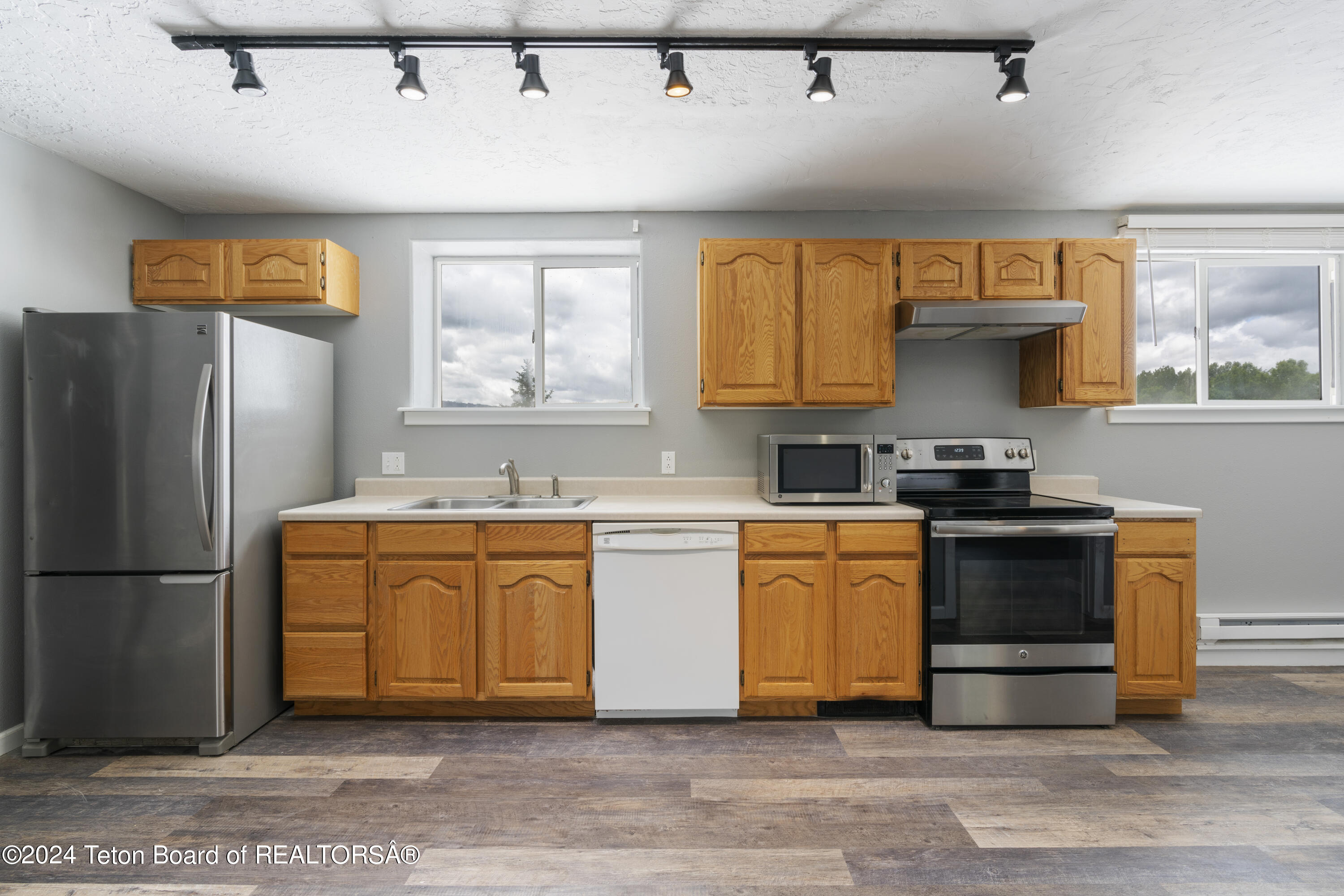 555 W DEER Drive, 303