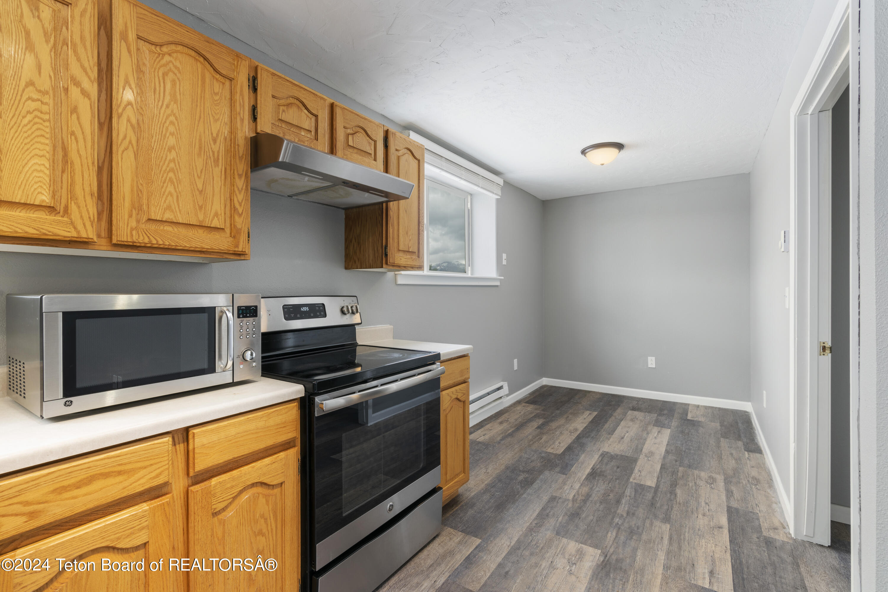 555 W DEER Drive, 303