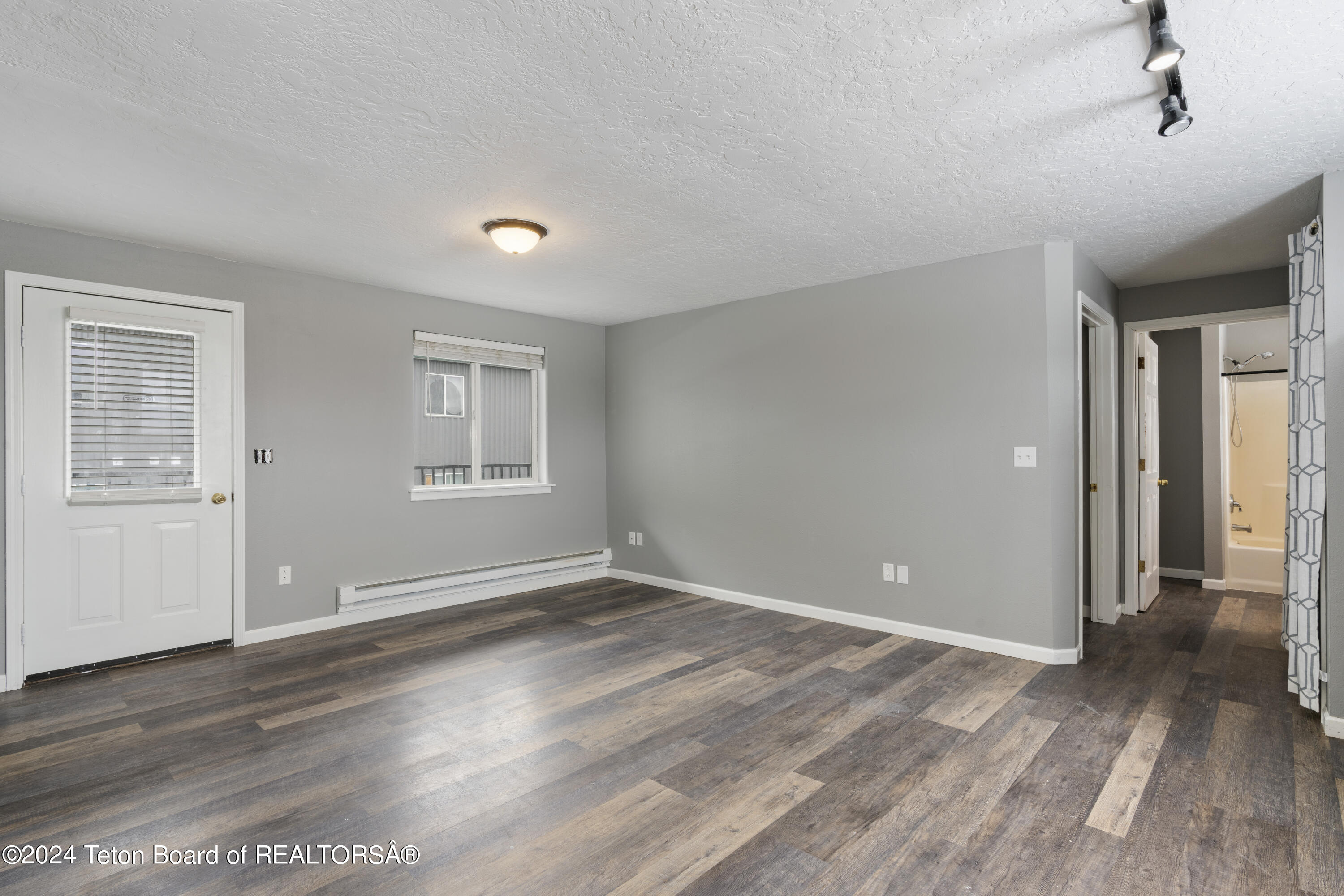 555 W DEER Drive, 303