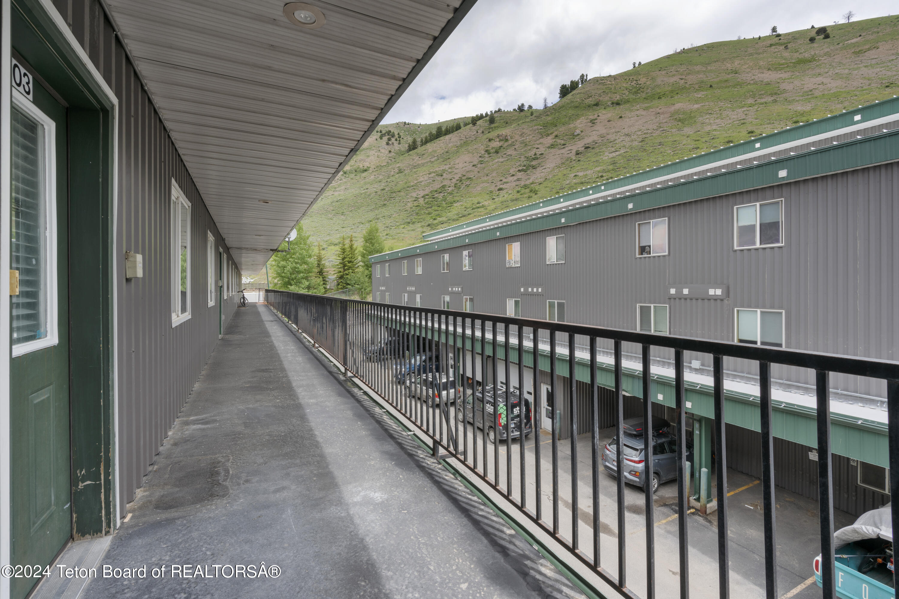 555 W DEER Drive, 303