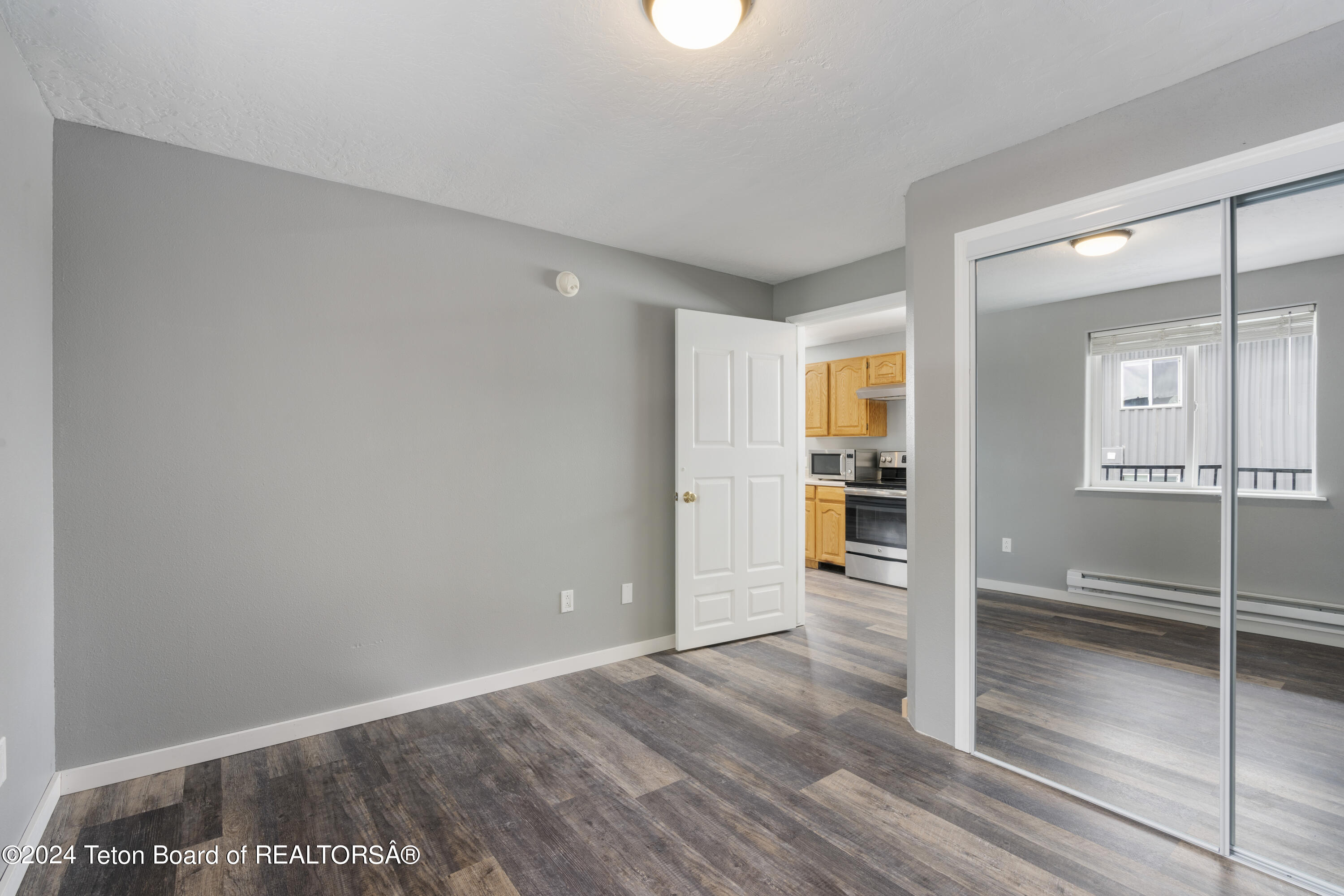 555 W DEER Drive, 303