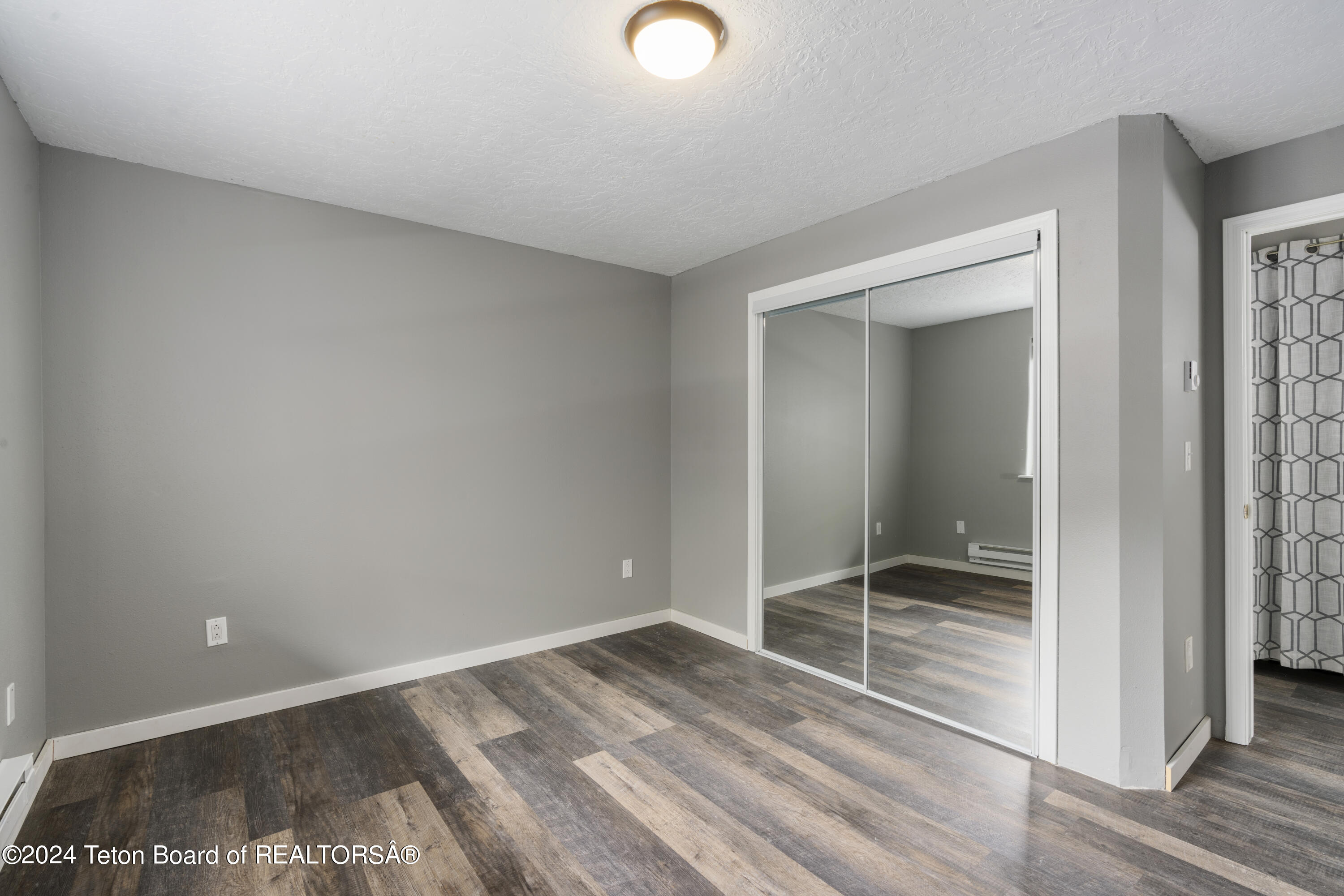 555 W DEER Drive, 303