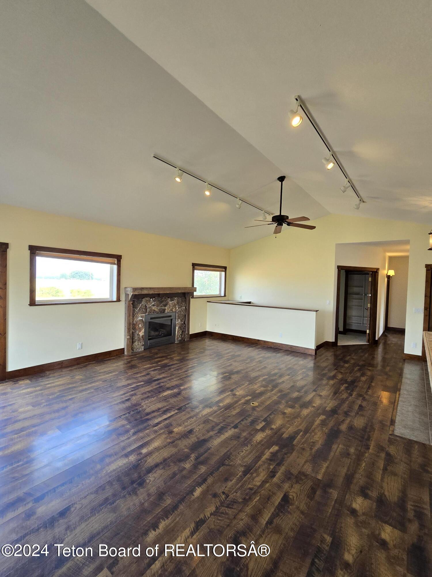 1946 AUTUMN GLEN Circle