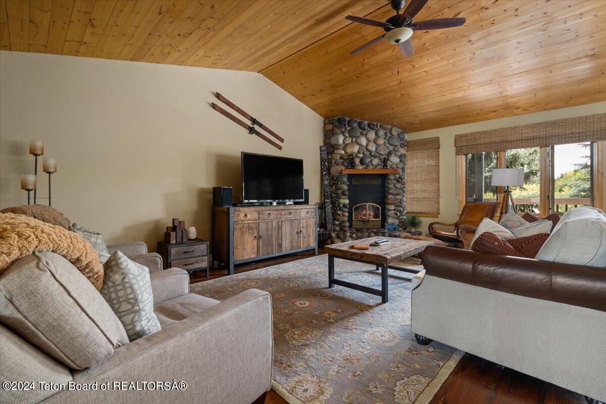 3940 N POND Drive, 13