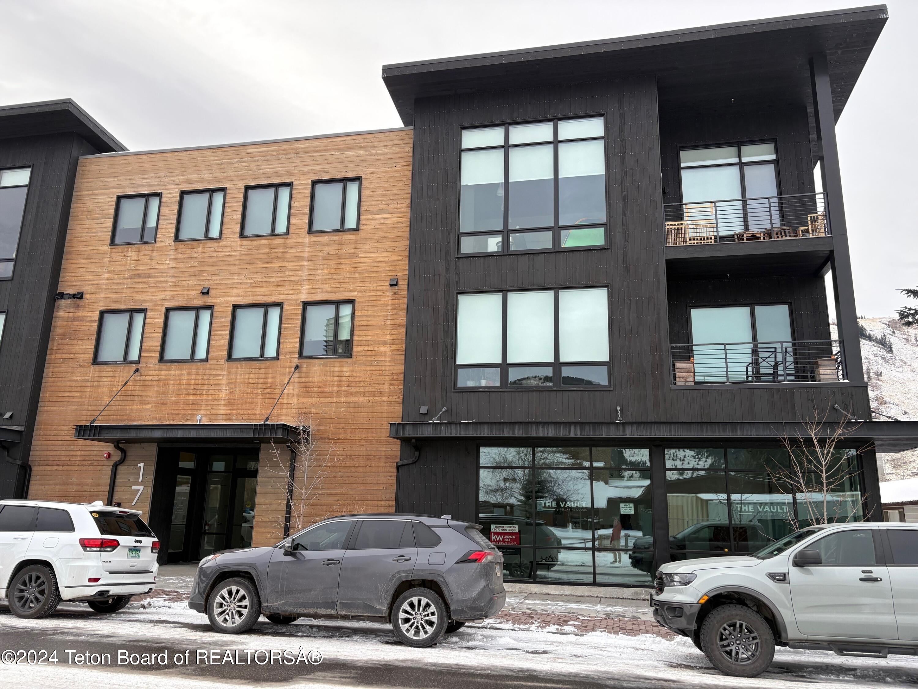 174 N KING Street, 101