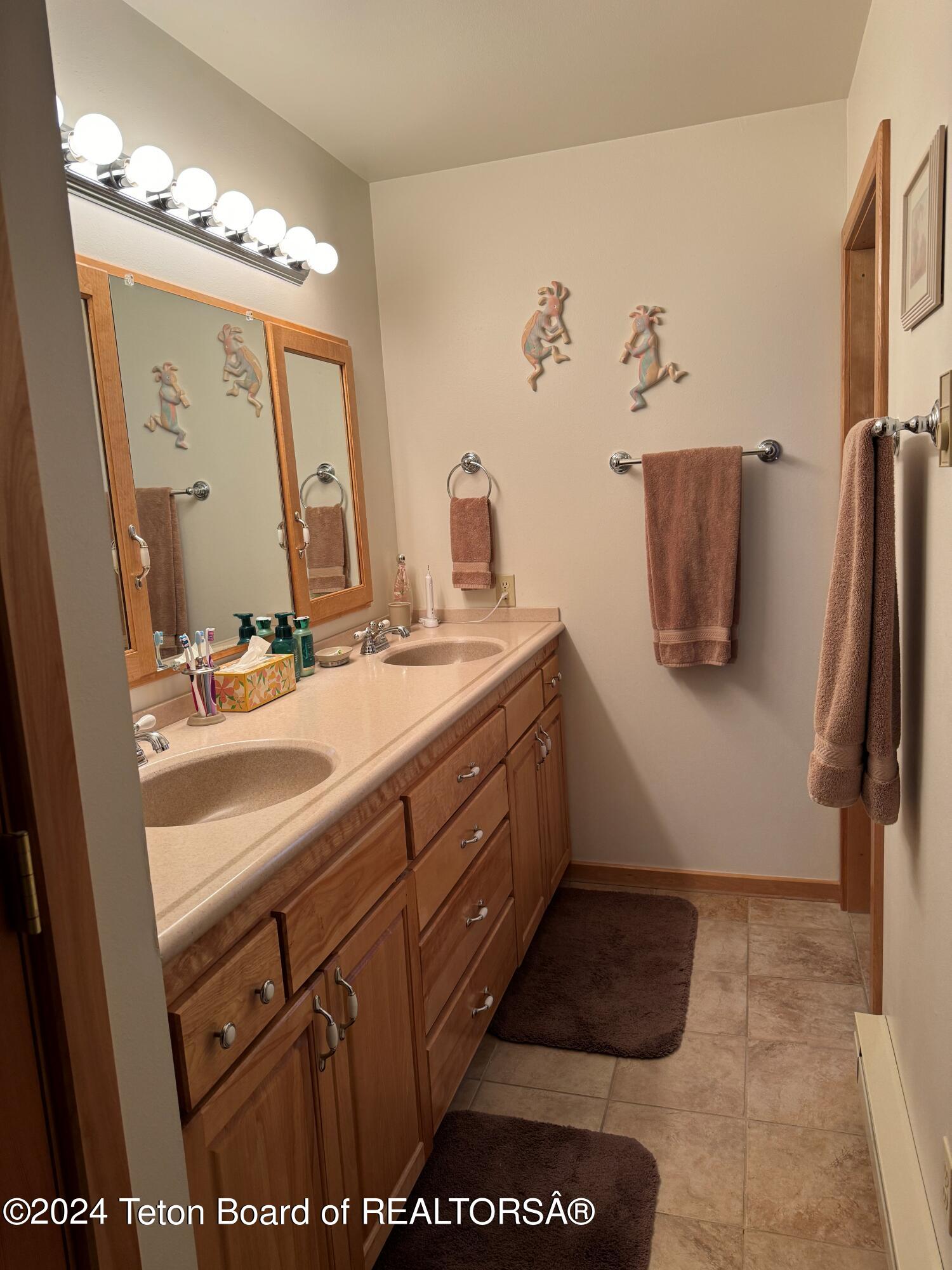 1755 W DIAMOND HITCH Drive