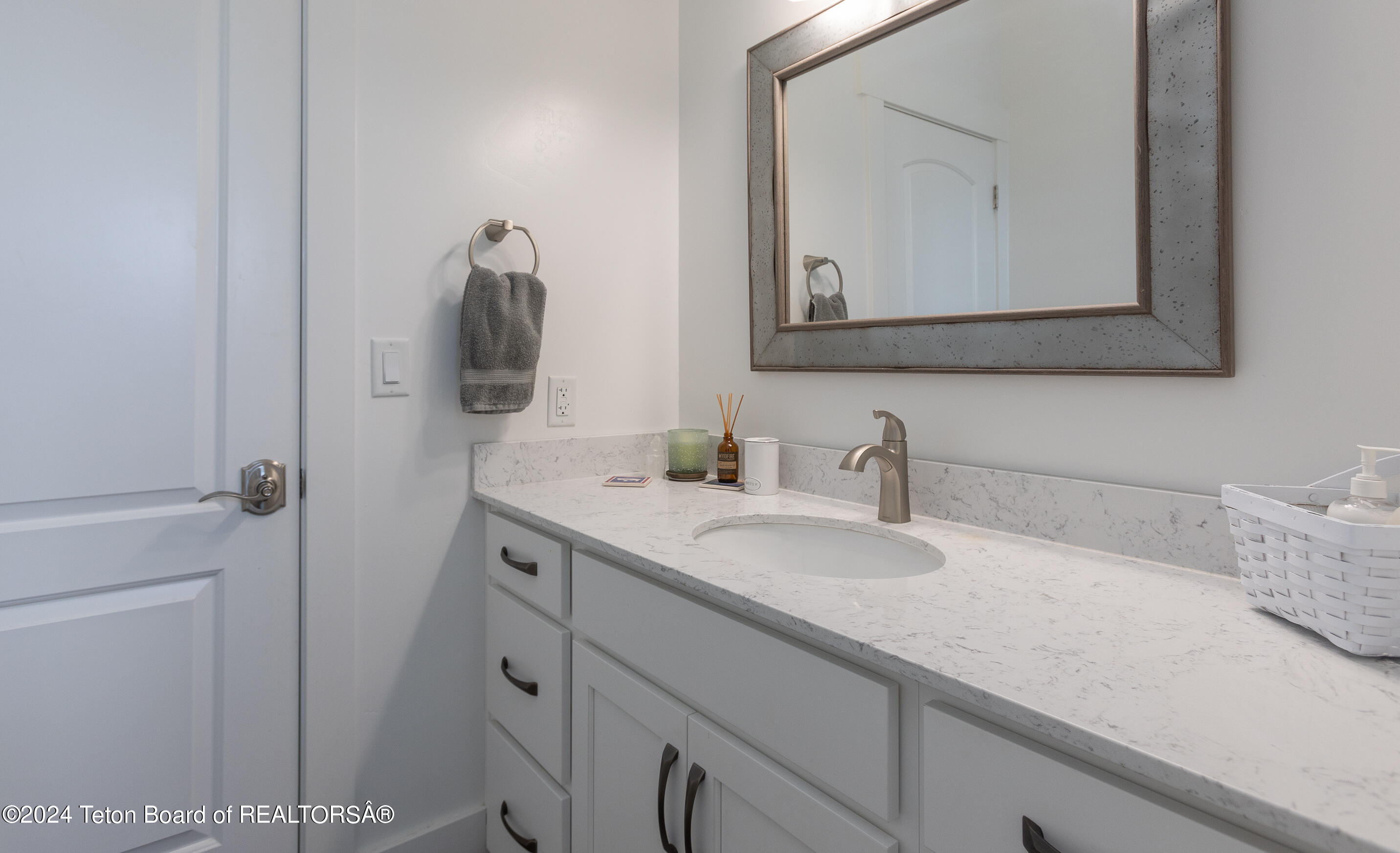 894 CEDAR CREEK DRIVE