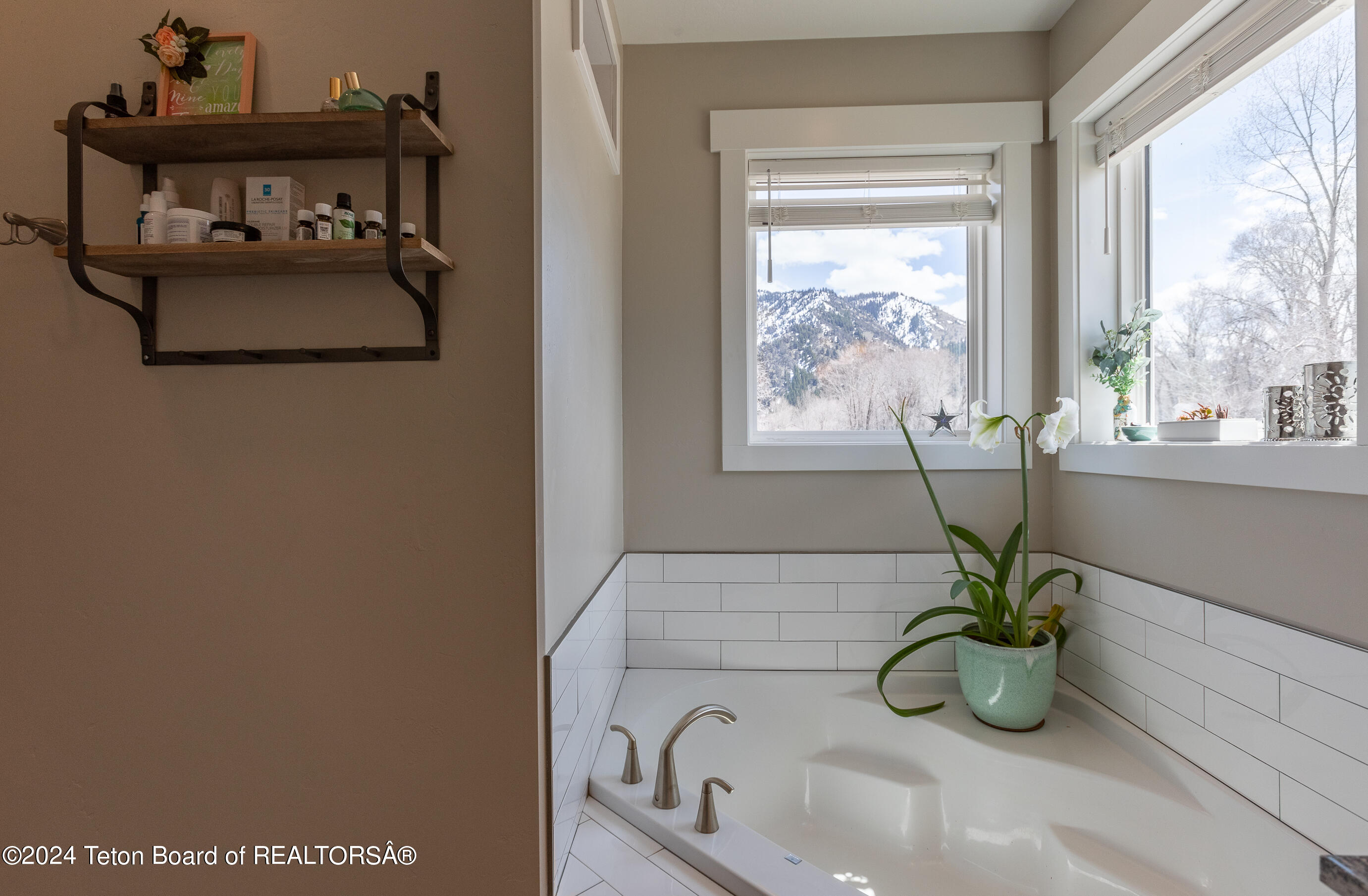 894 CEDAR CREEK DRIVE