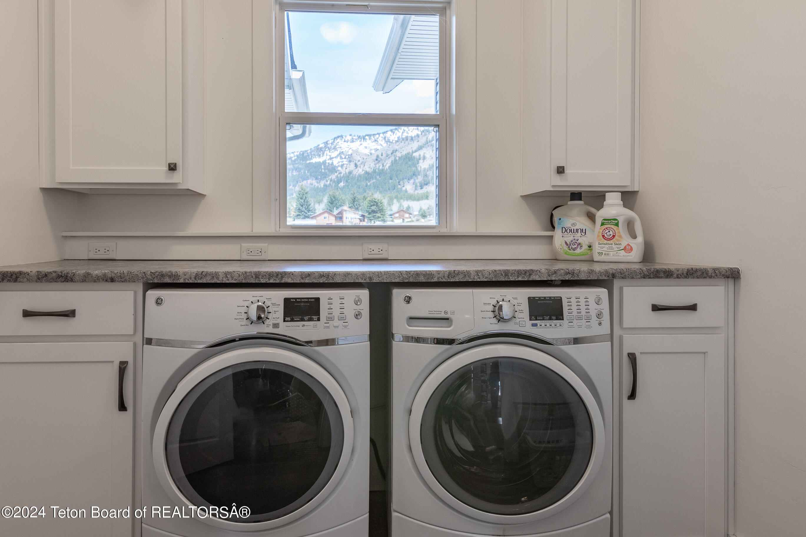 894 CEDAR CREEK DRIVE