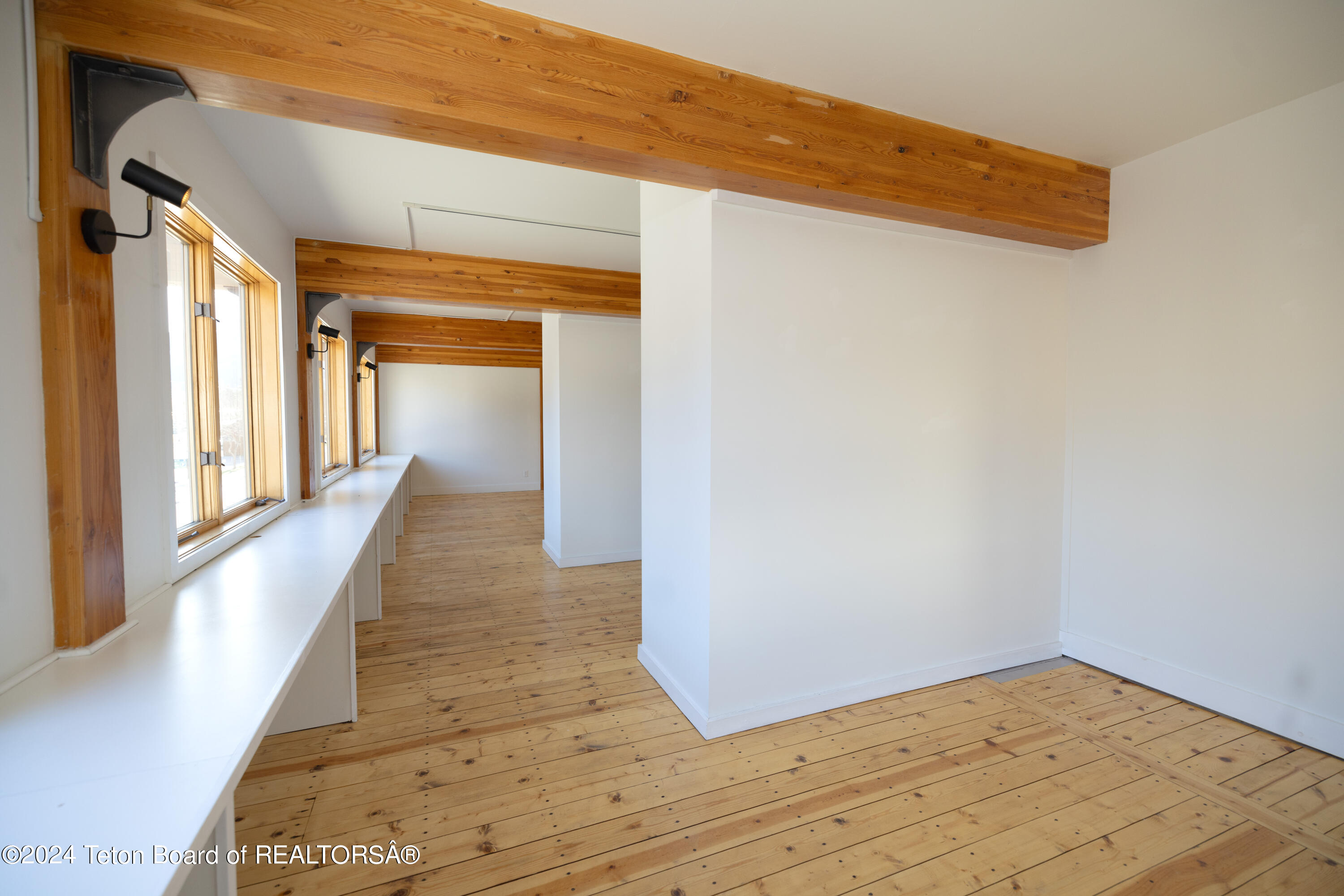 164 E DELONEY Avenue