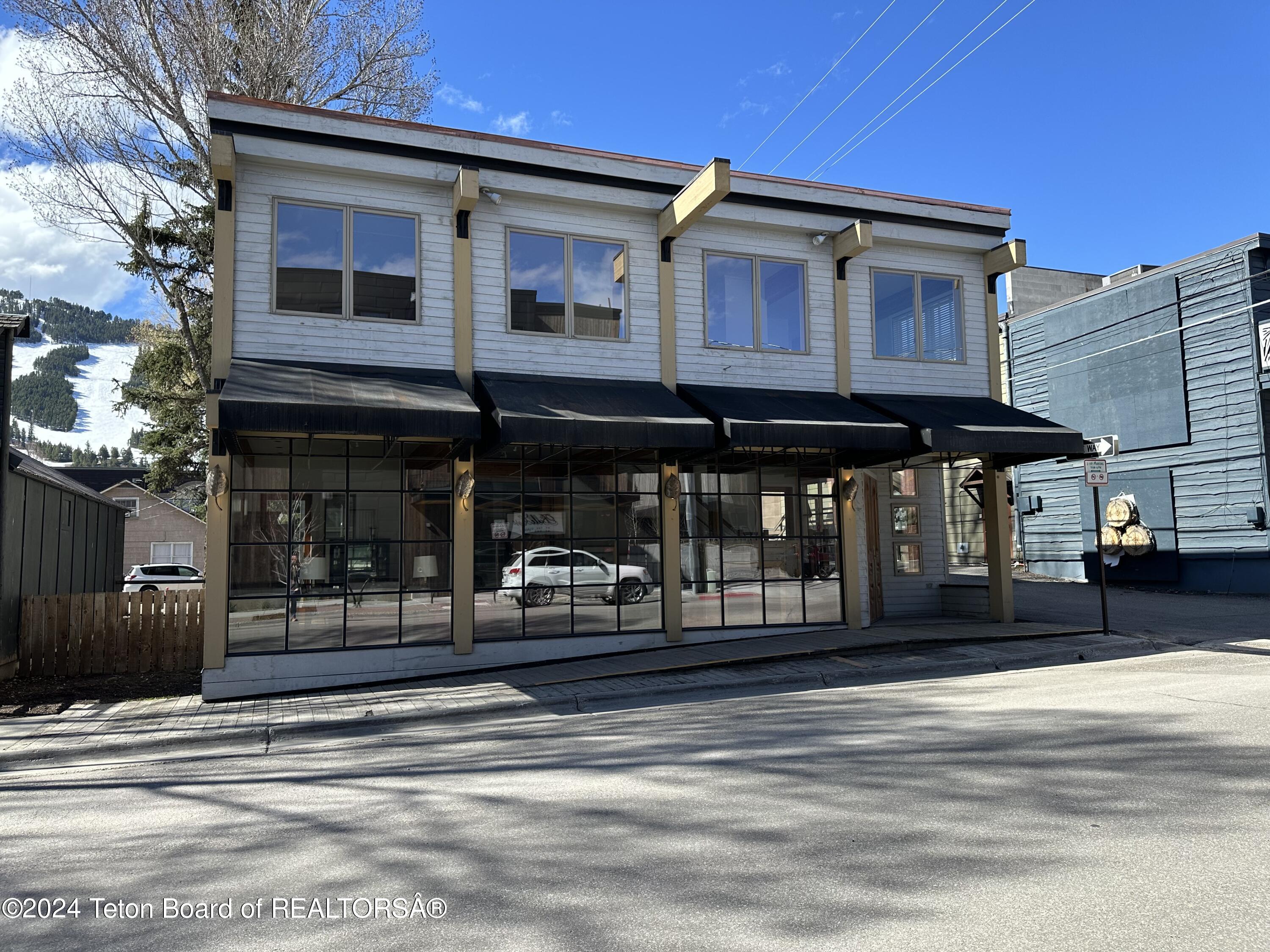 164 E DELONEY Avenue