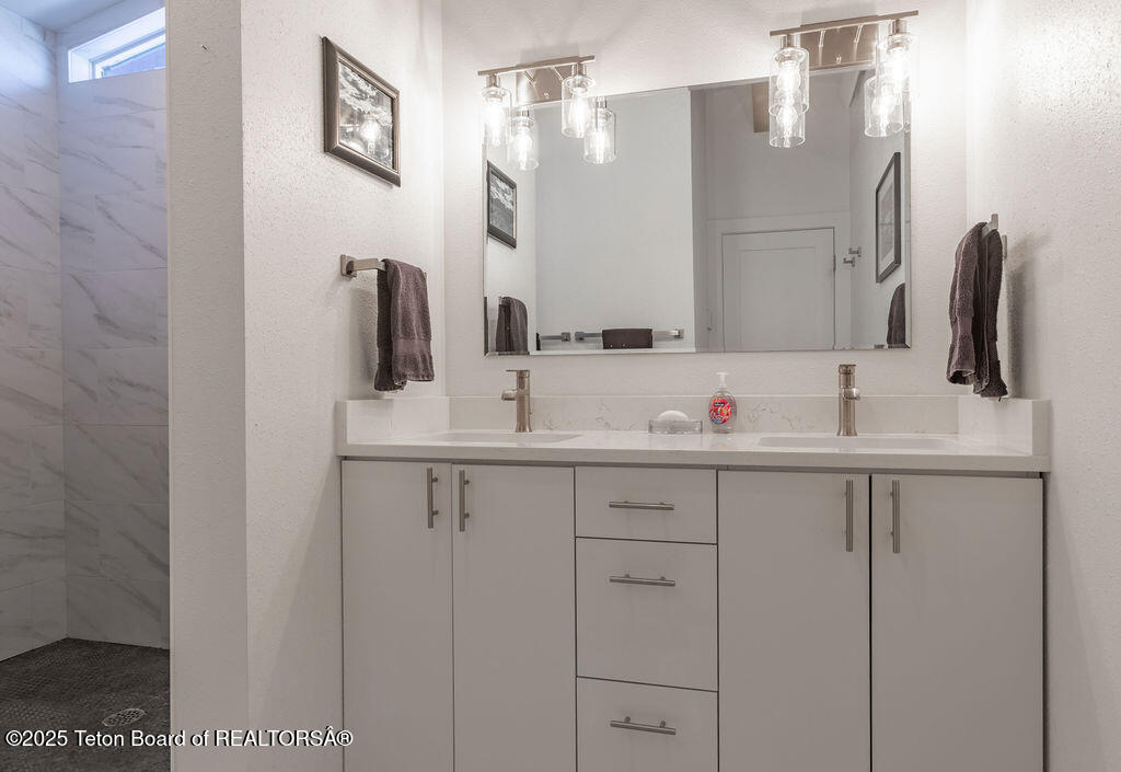 1875 W CINNAMON TEAL Road