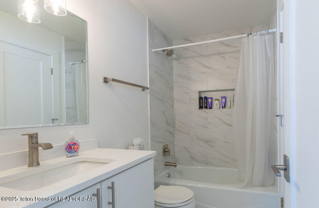 1875 W CINNAMON TEAL Road