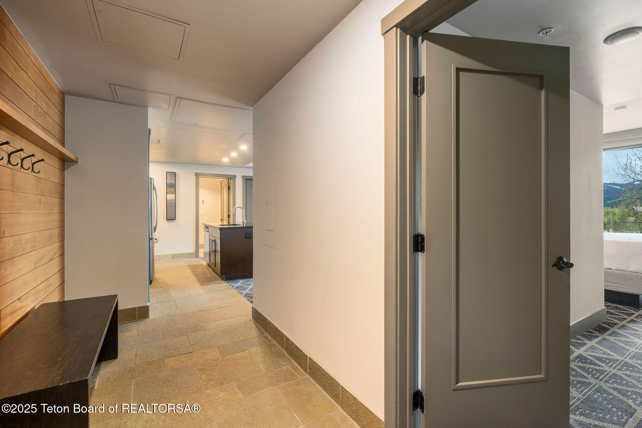 3335 W VILLLAGE Drive, 201/203