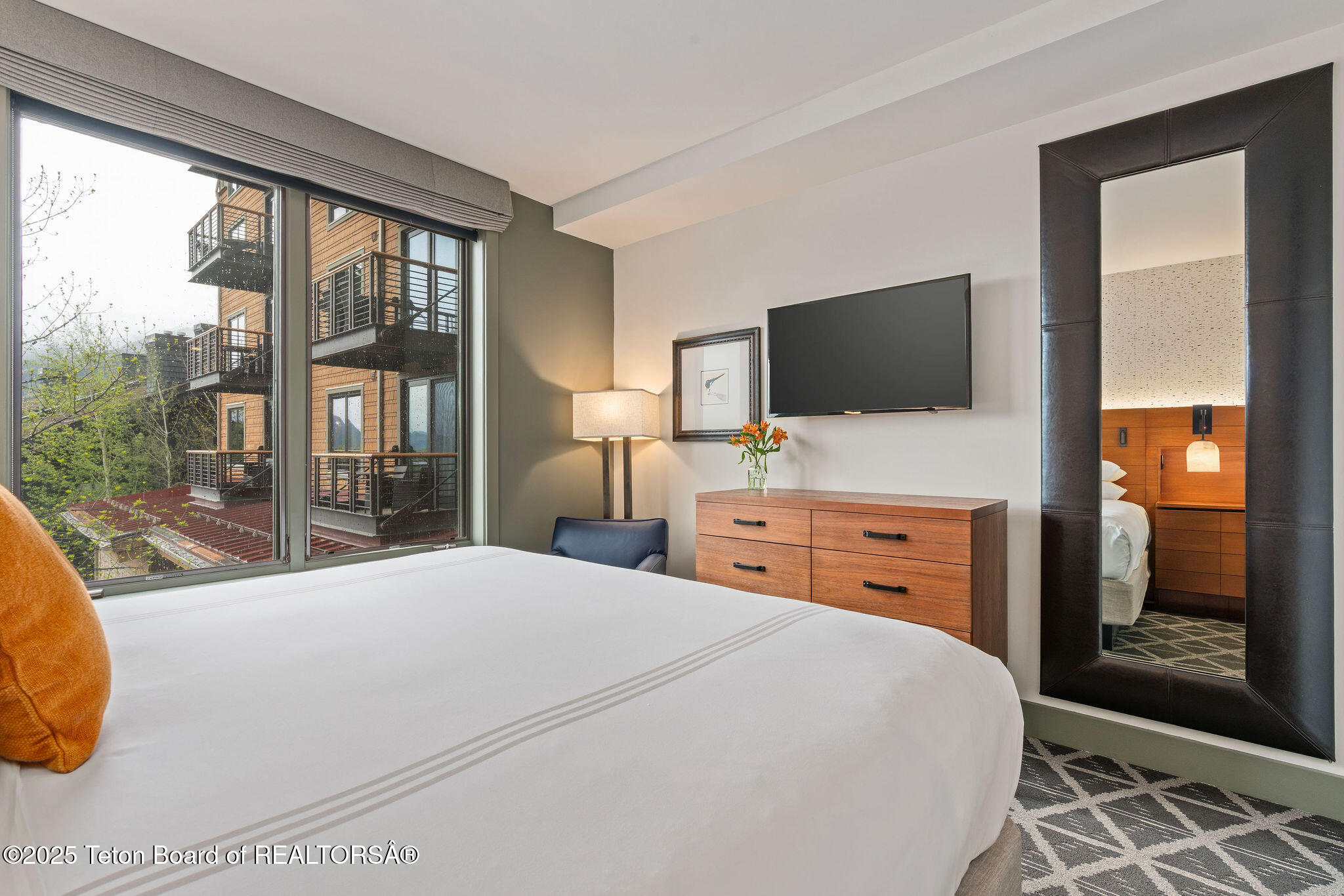 3335 W VILLLAGE Drive, 201/203