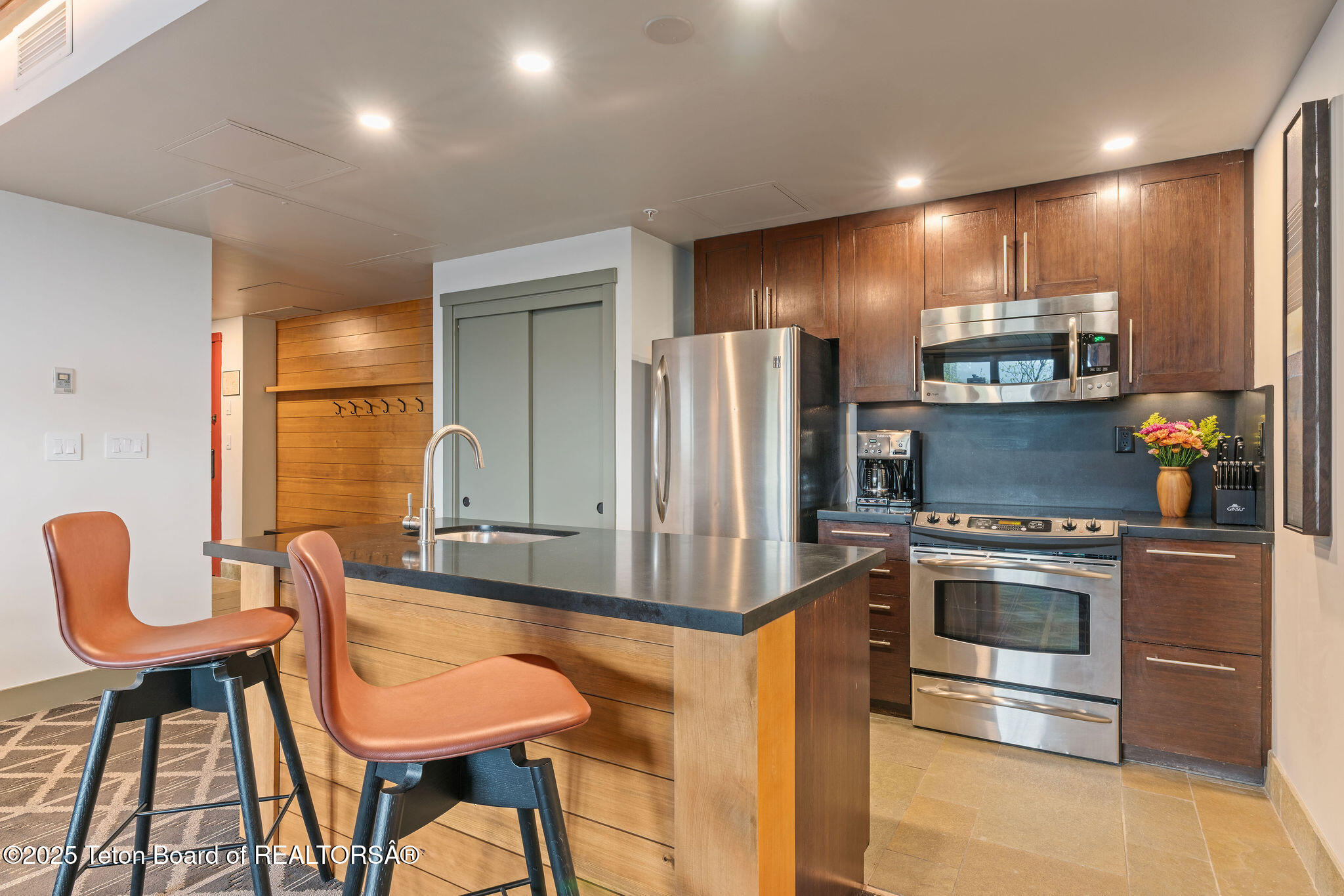 3335 W VILLLAGE Drive, 201/203