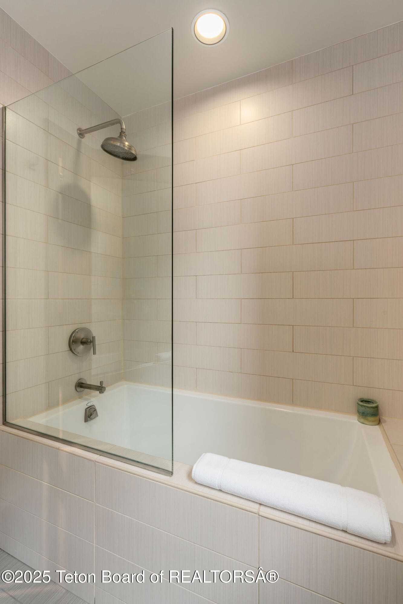 3335 W VILLLAGE Drive, 201/203