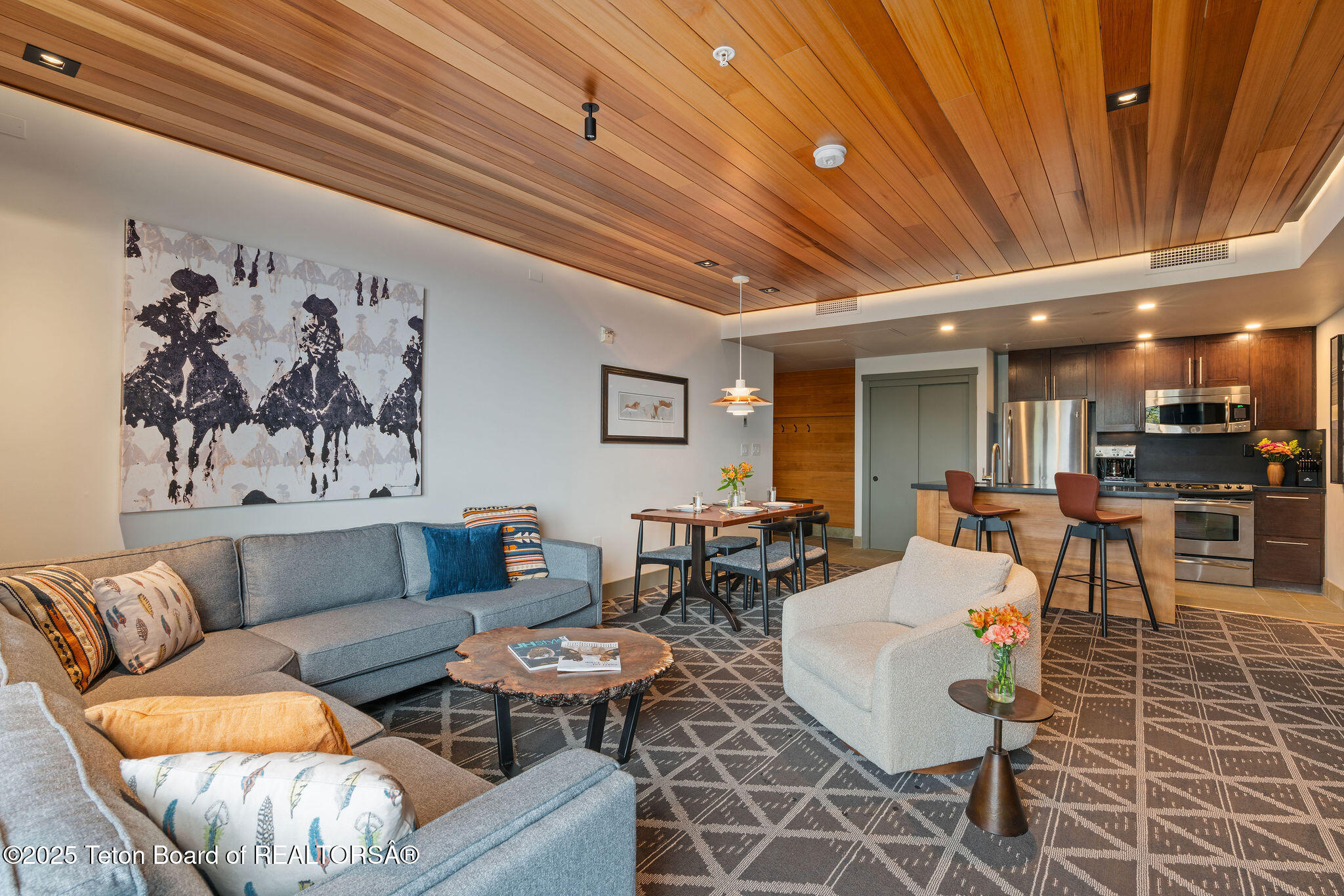 3335 W VILLLAGE Drive, 201/203