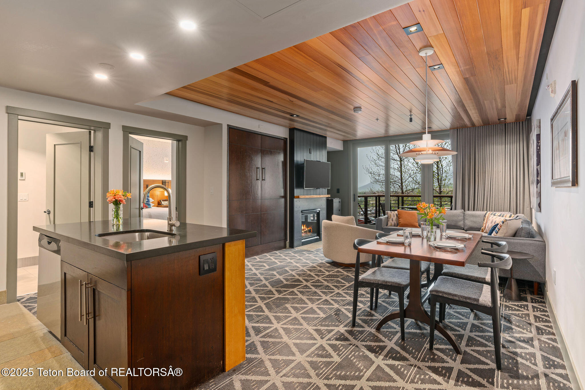 3335 W VILLLAGE Drive, 201/203