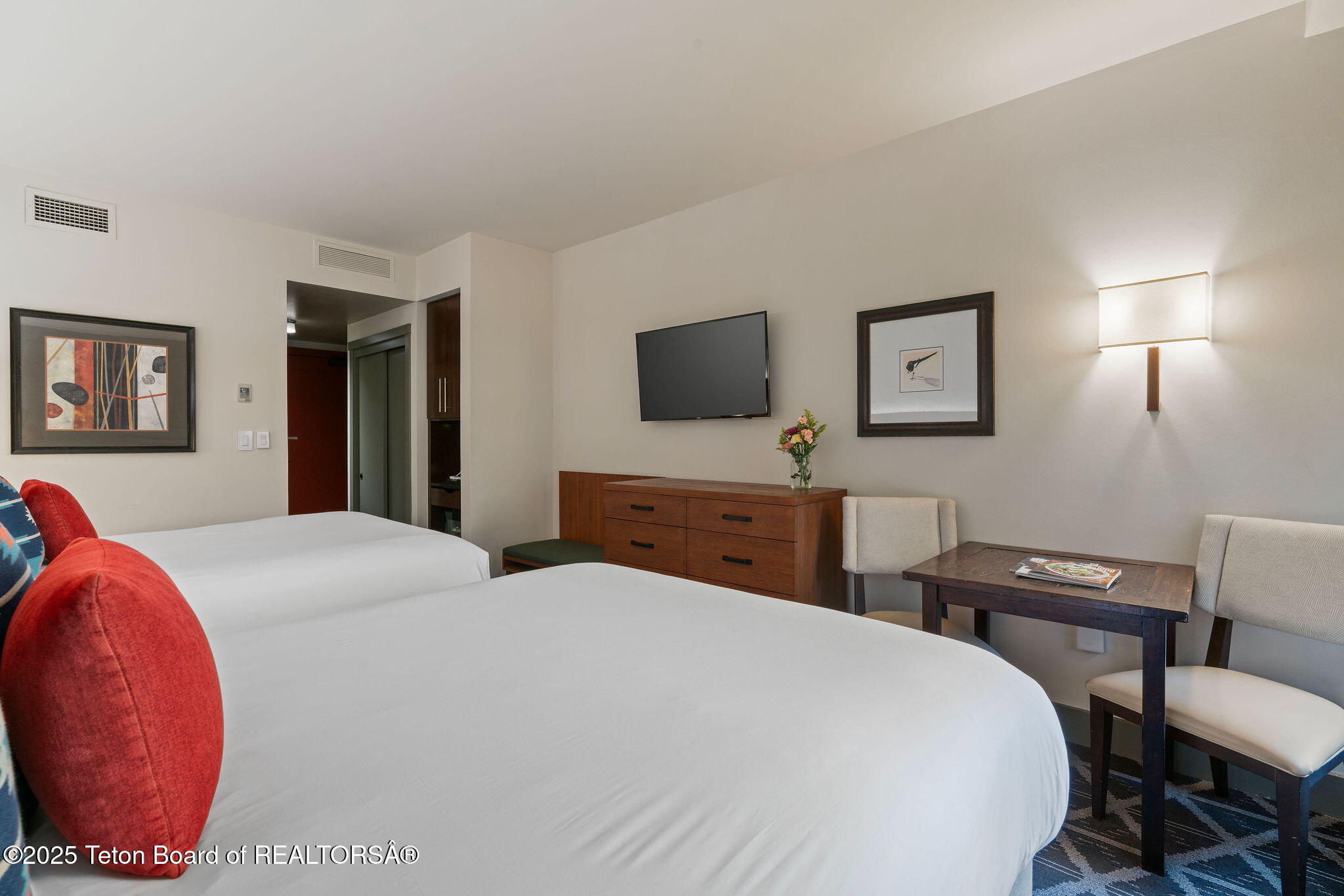 3335 W VILLLAGE Drive, 201/203