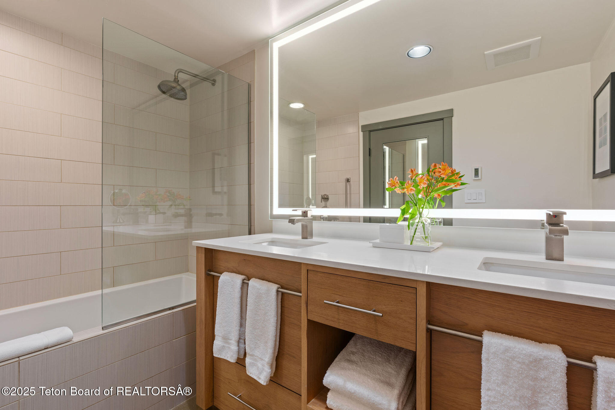 3335 W VILLLAGE Drive, 201/203