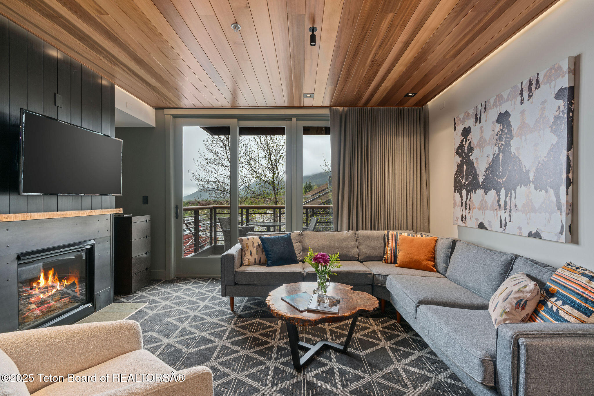 3335 W VILLLAGE Drive, 201/203