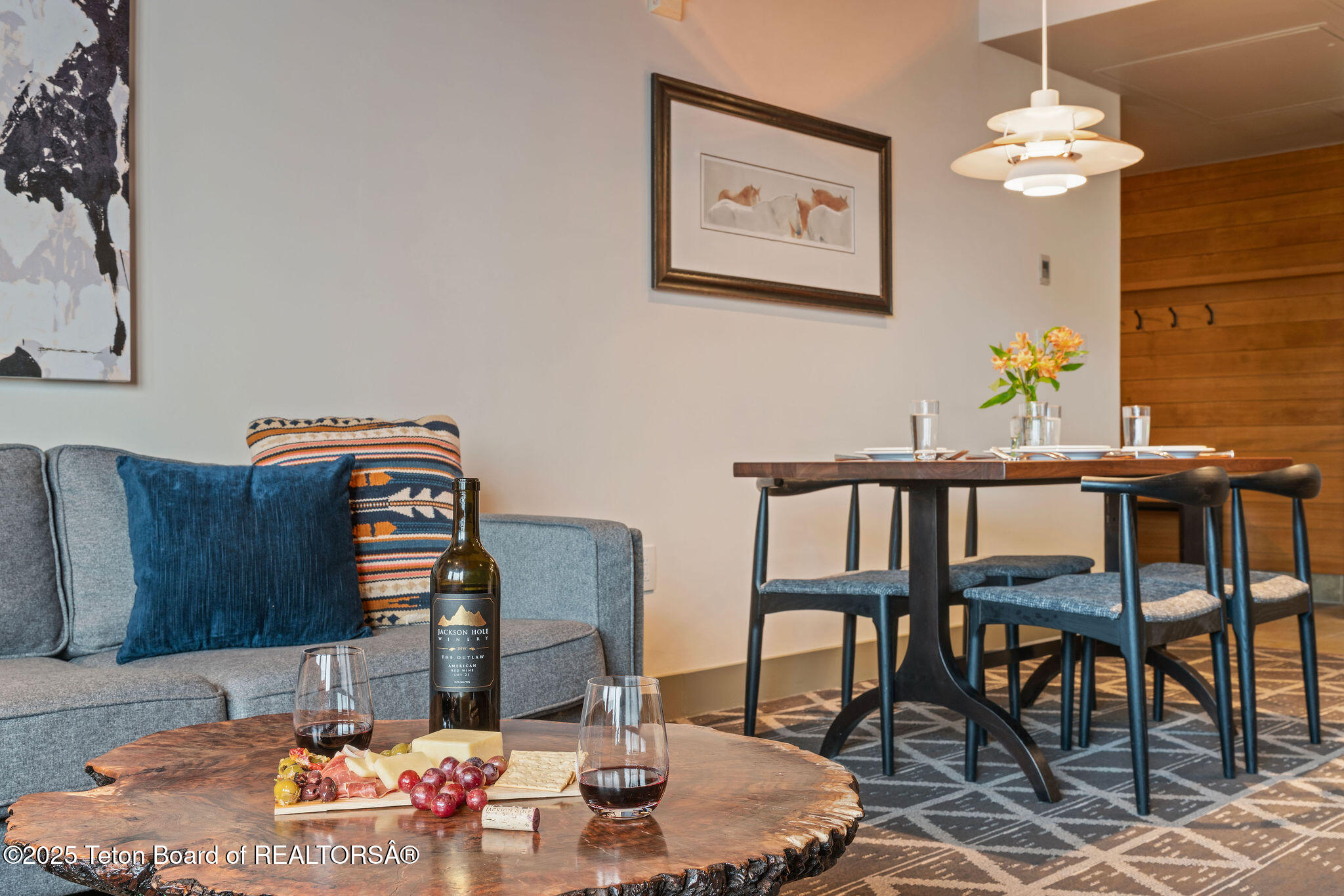 3335 W VILLLAGE Drive, 201/203