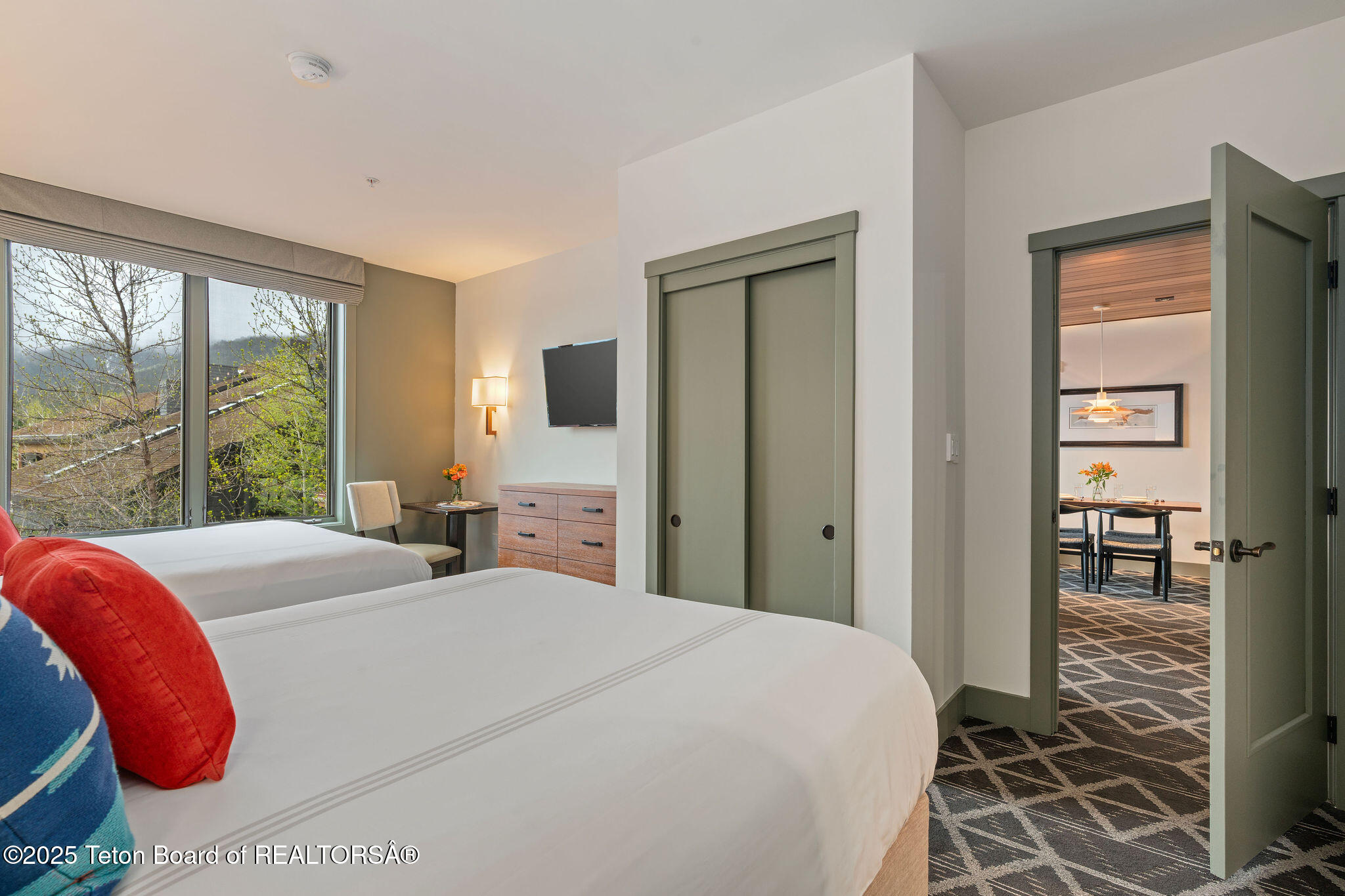 3335 W VILLLAGE Drive, 201/203