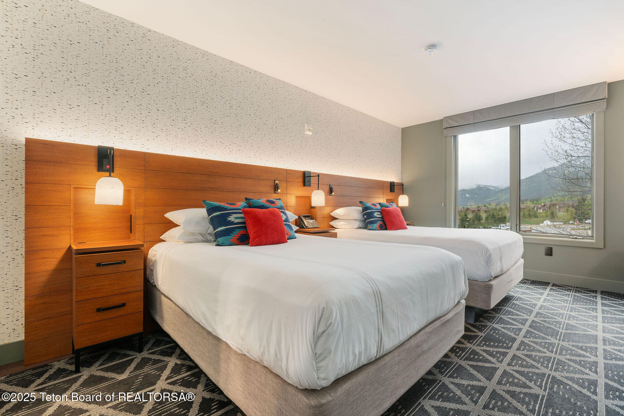 3335 W VILLLAGE Drive, 201/203