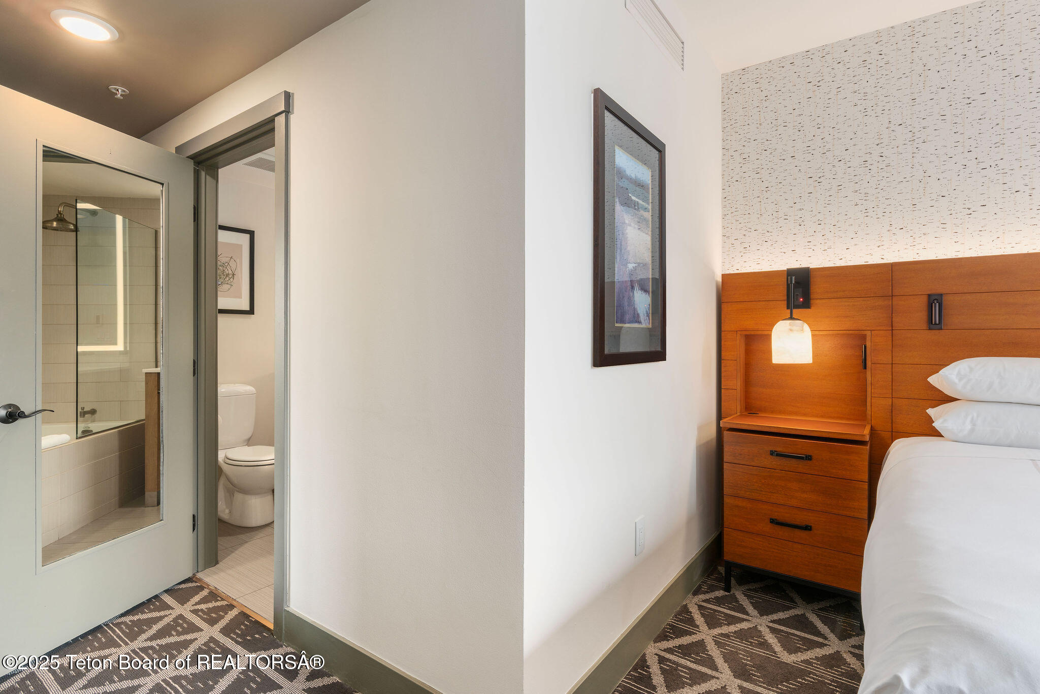 3335 W VILLLAGE Drive, 201/203