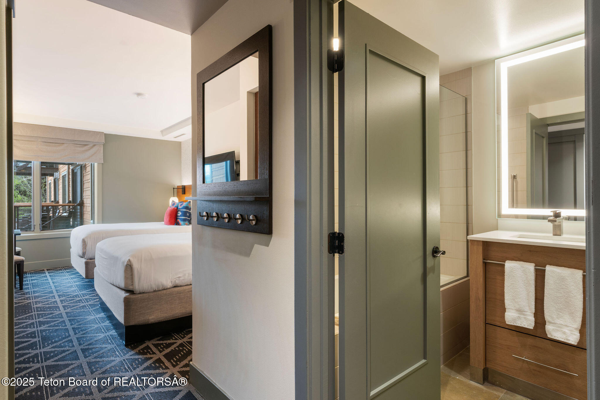 3335 W VILLLAGE Drive, 201/203