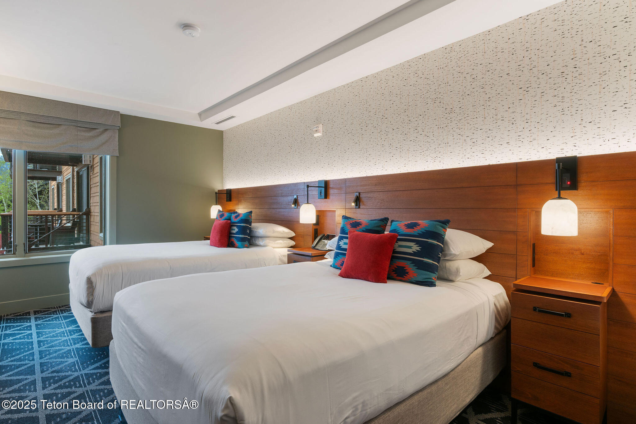 3335 W VILLLAGE Drive, 201/203