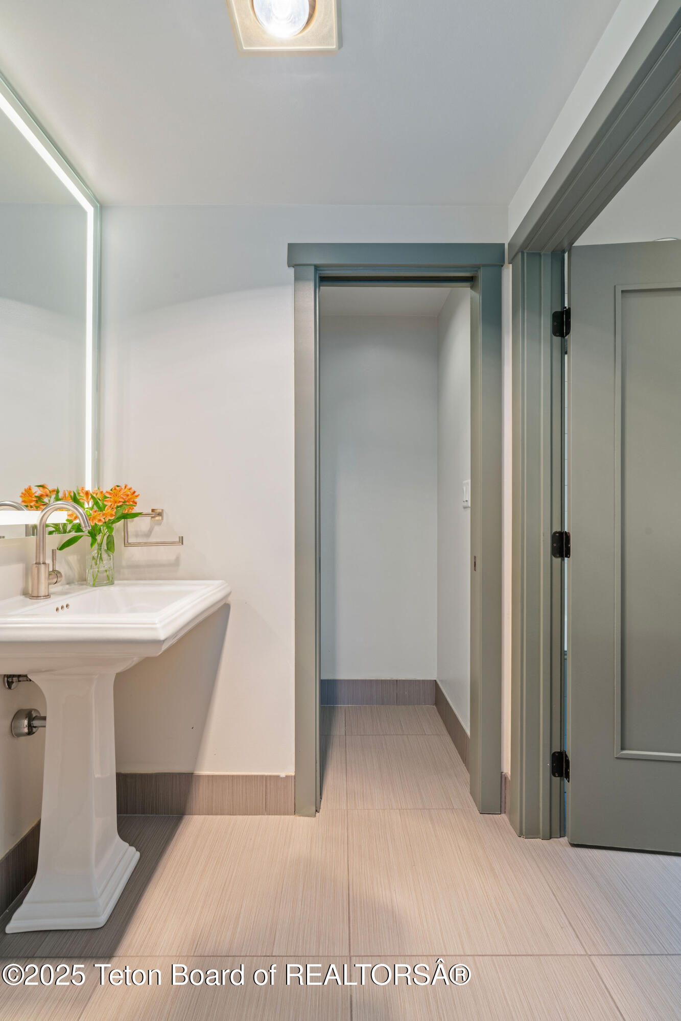 3335 W VILLLAGE Drive, 201/203