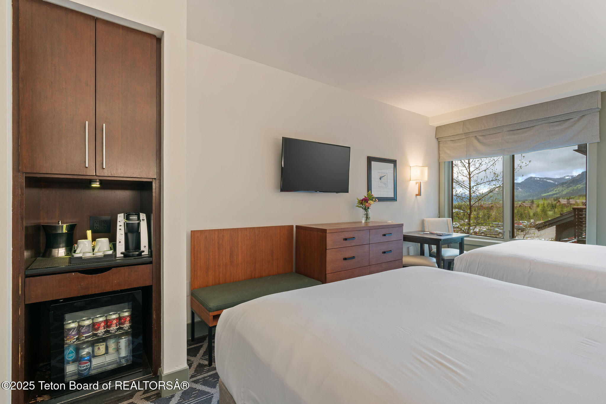 3335 W VILLLAGE Drive, 201/203