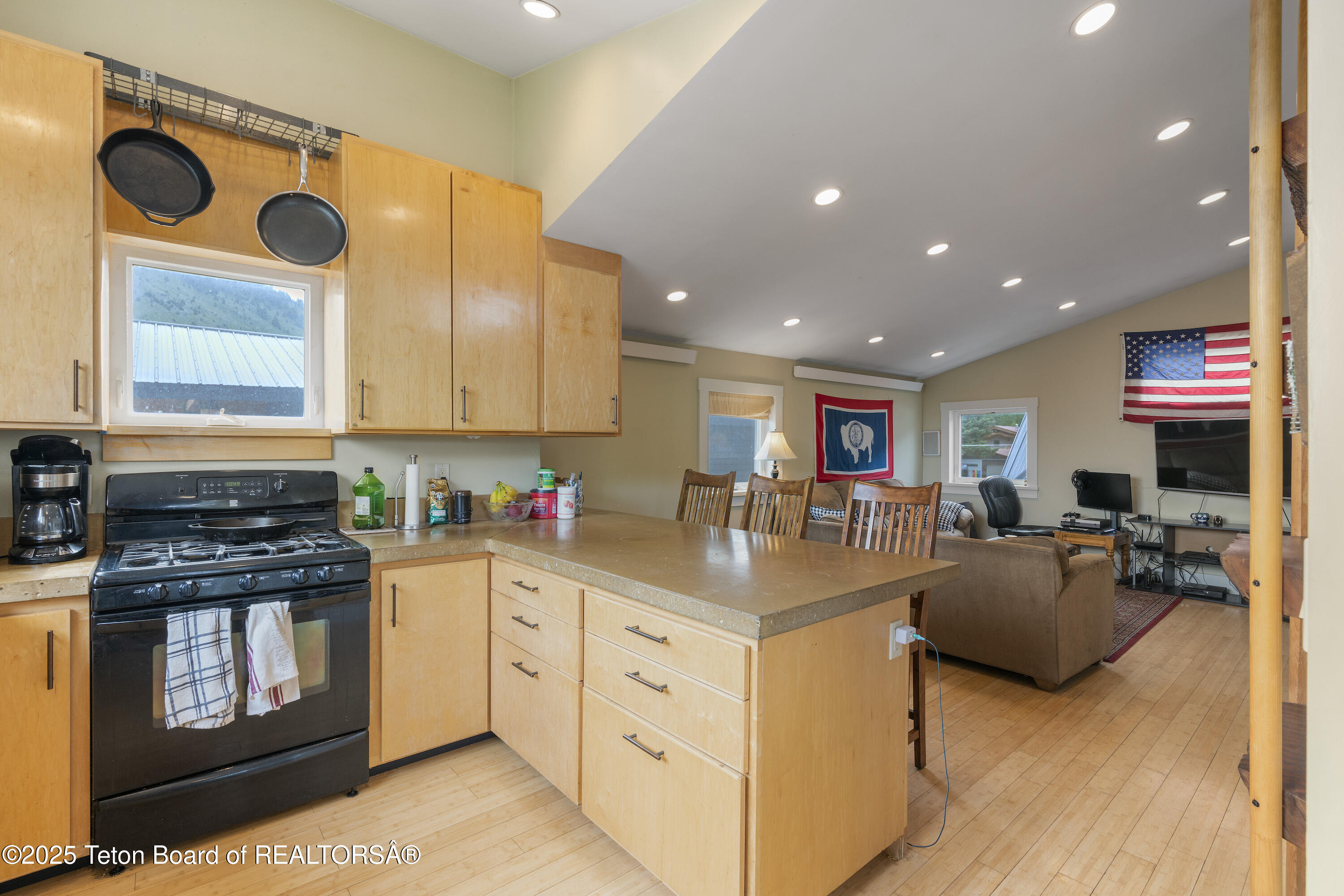 663&665 E KELLY Avenue