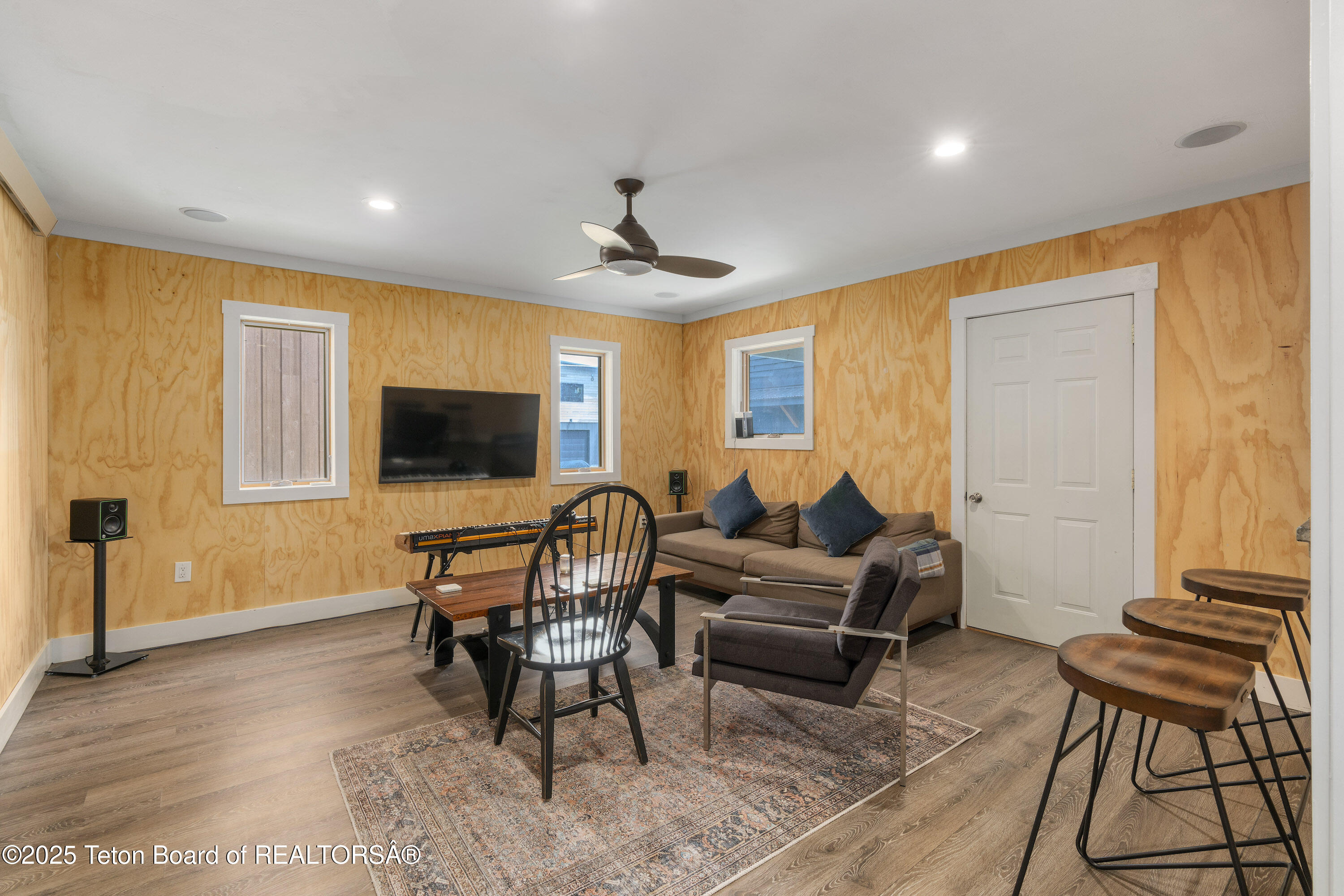 663&665 E KELLY Avenue