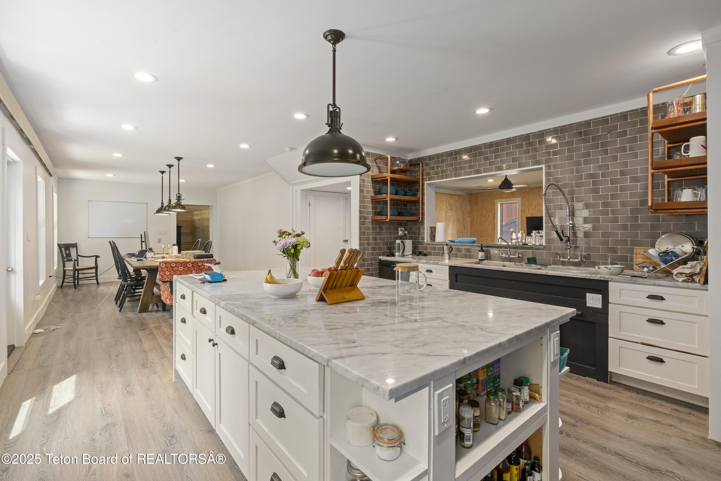 663&665 E KELLY Avenue